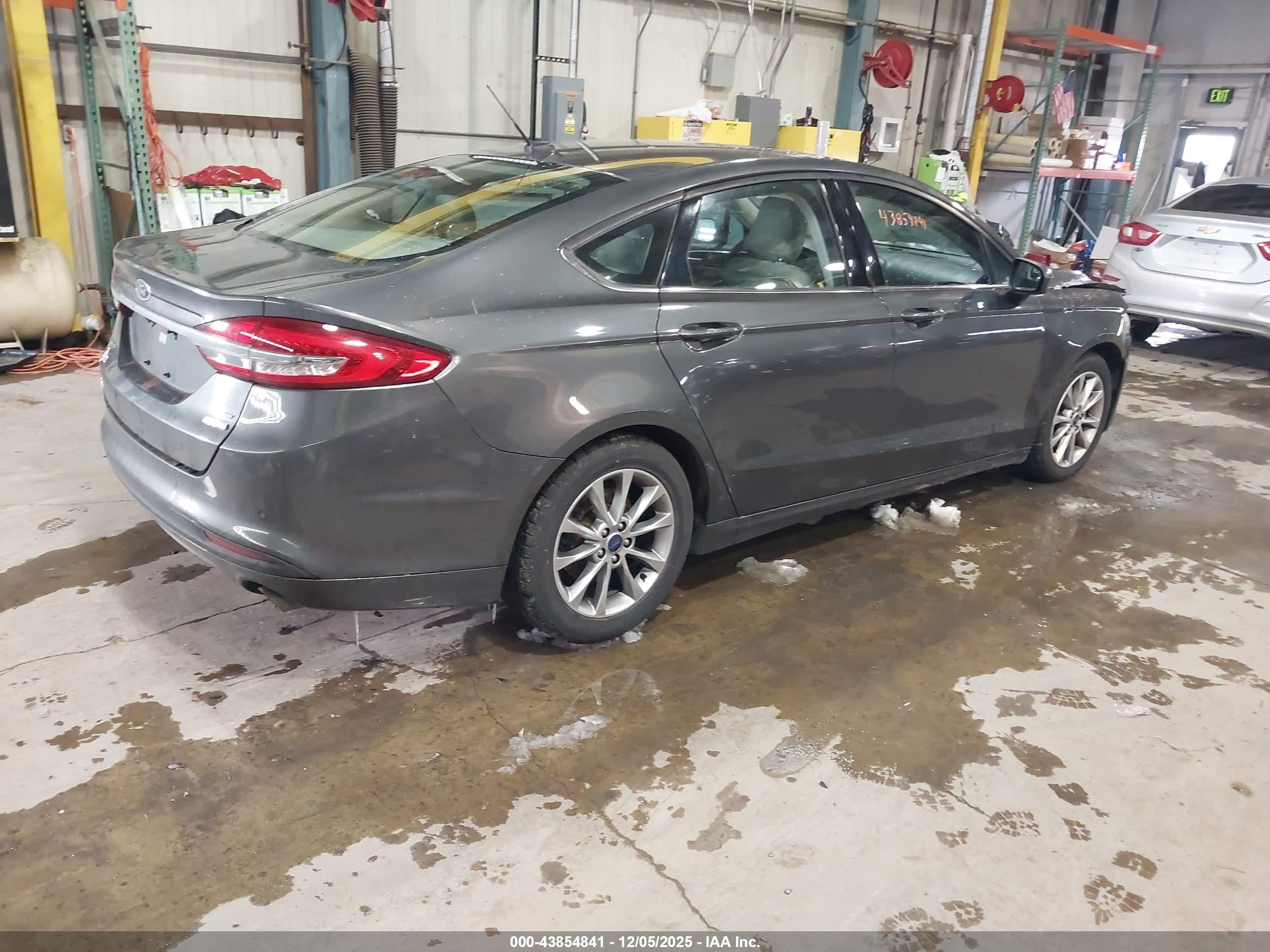 FORD FUSION image 4