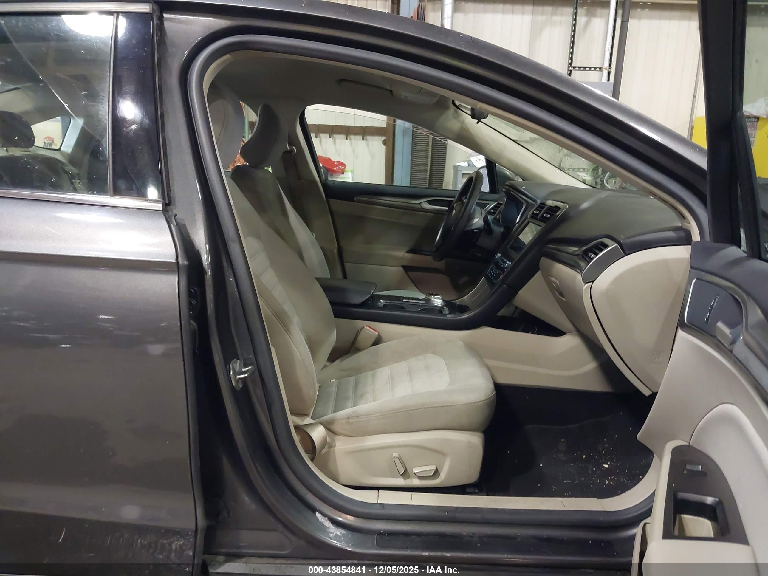 FORD FUSION image 5