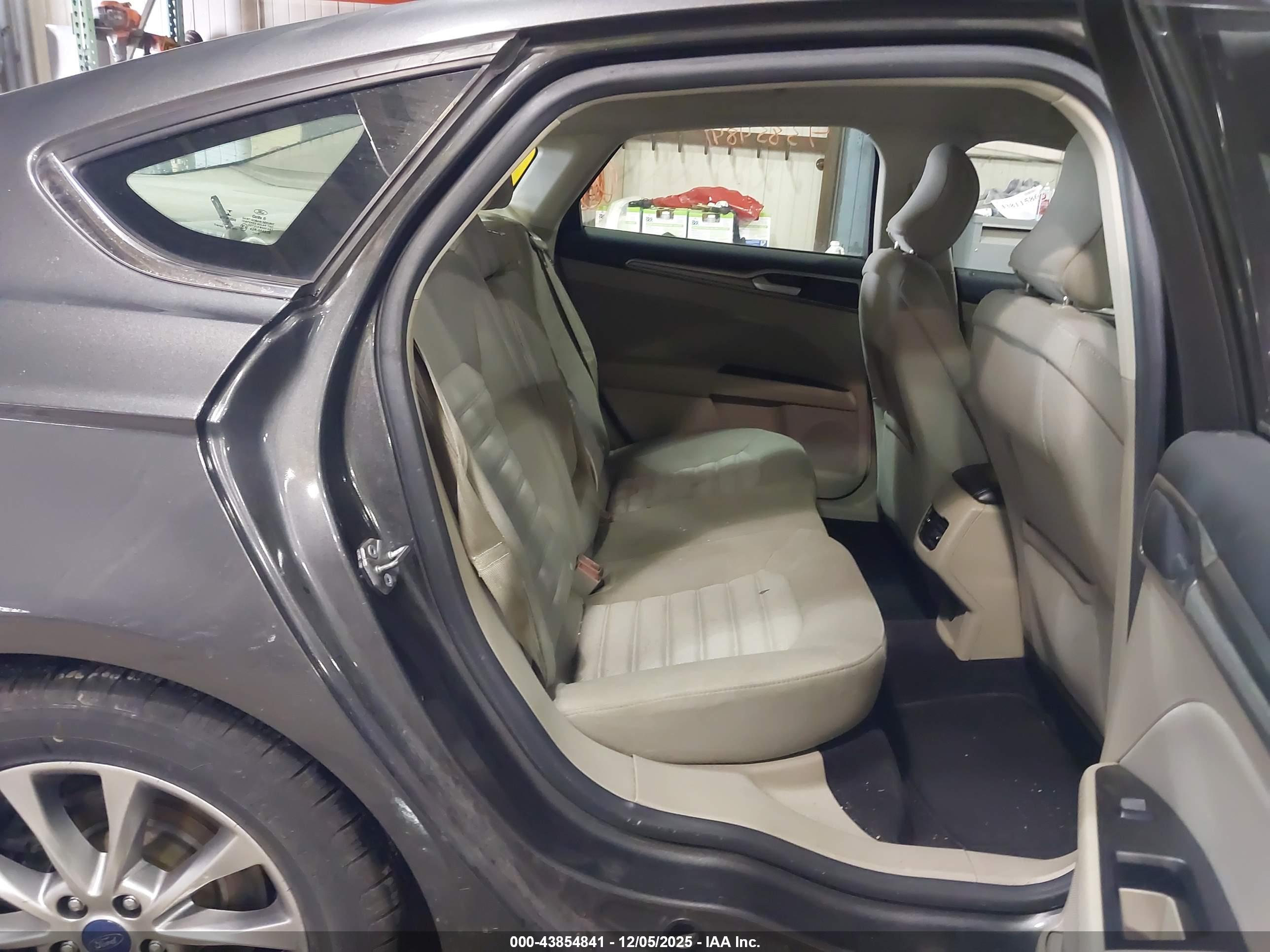FORD FUSION image 8