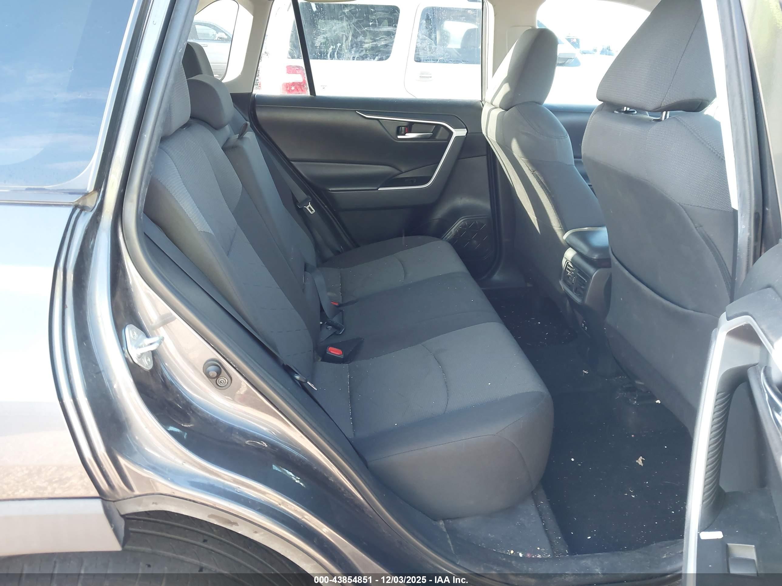 TOYOTA RAV4 image 8