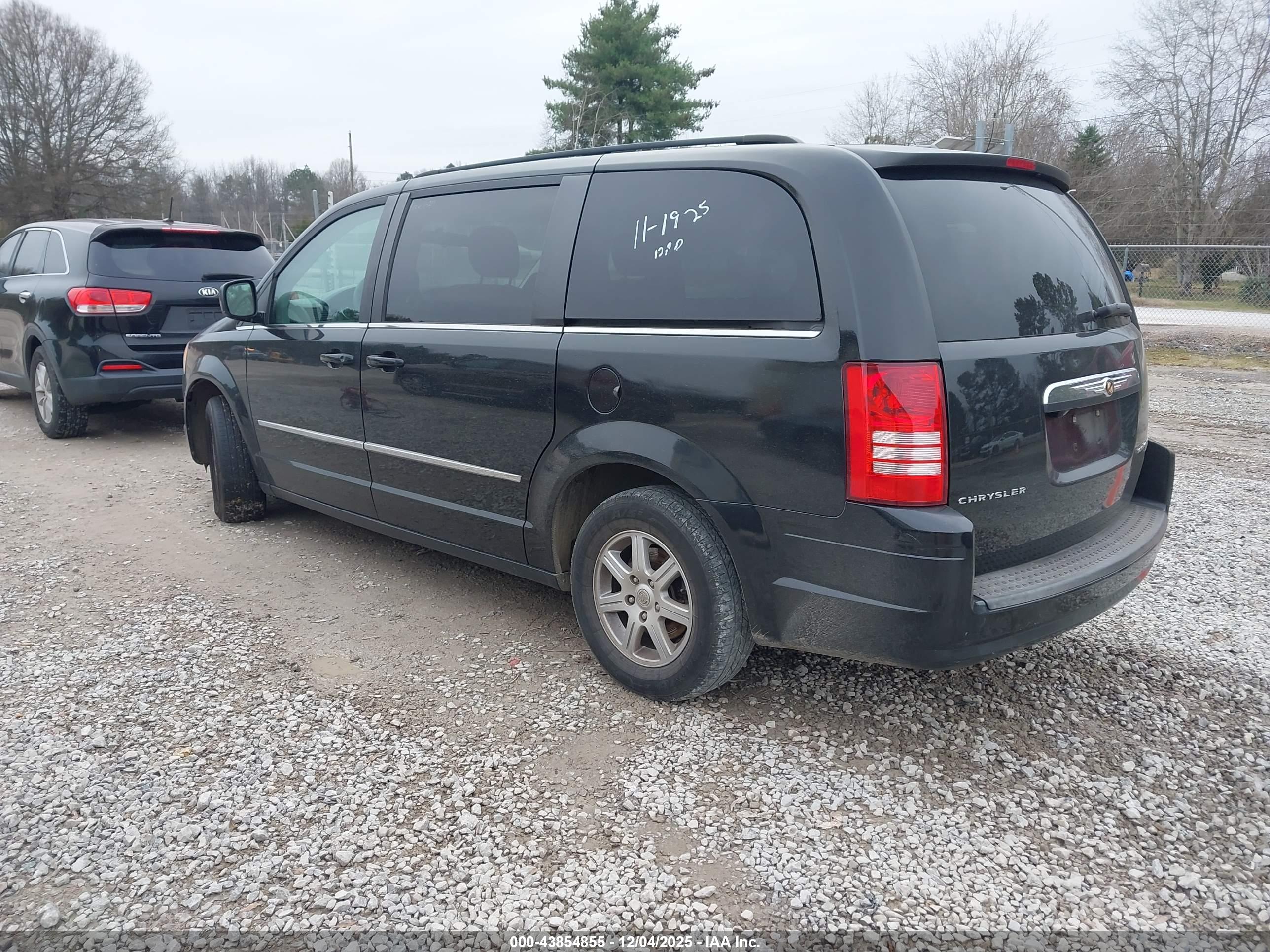 CHRYSLER TOWN image 3