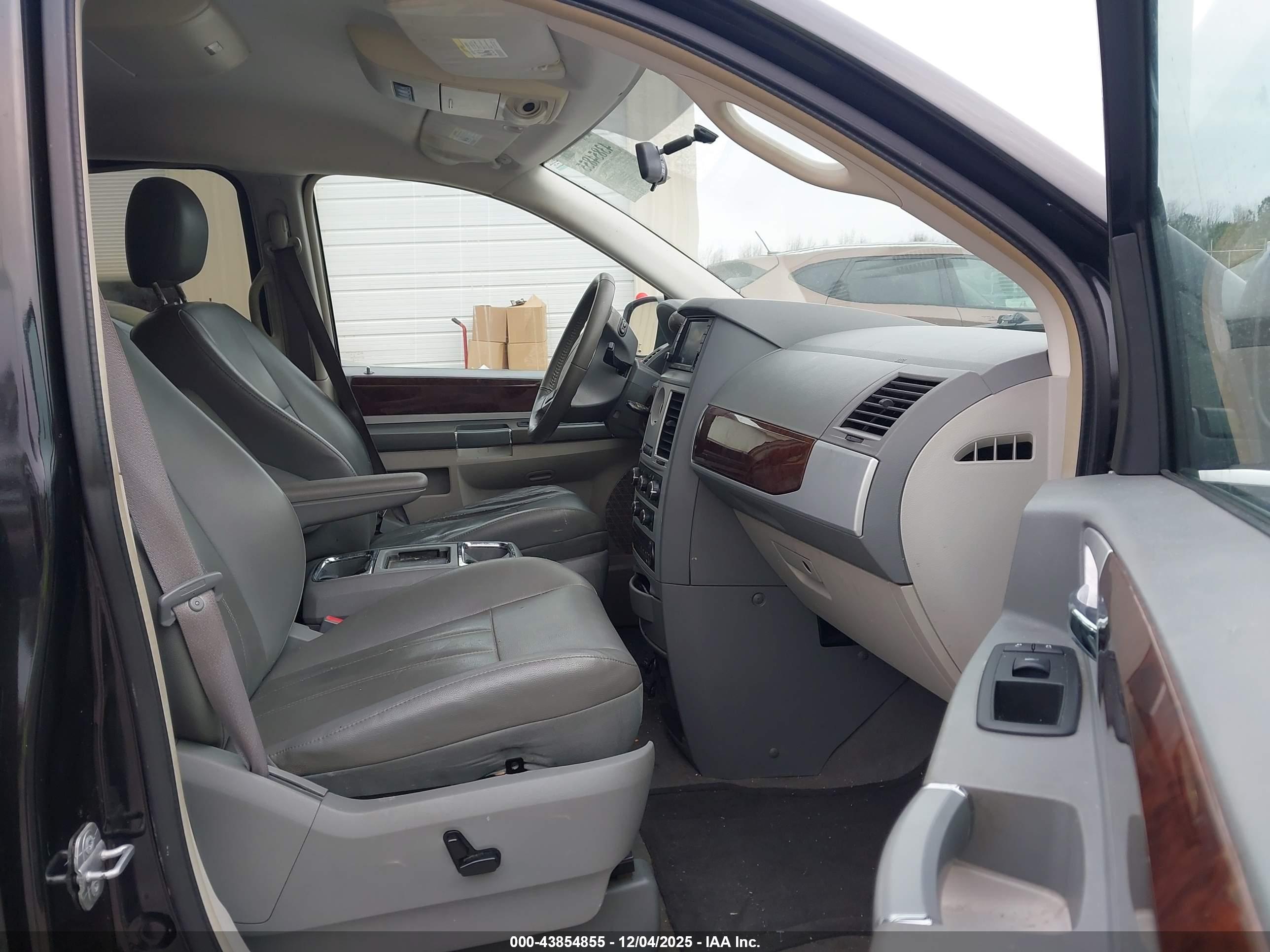 CHRYSLER TOWN image 5