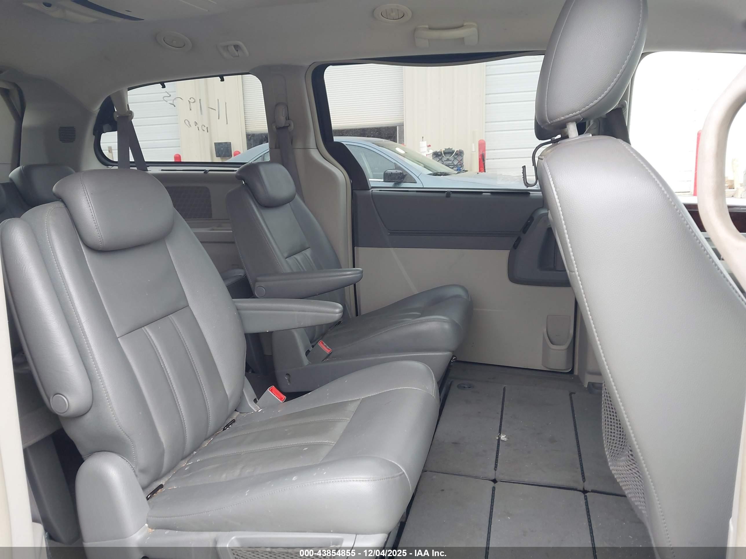 CHRYSLER TOWN image 8
