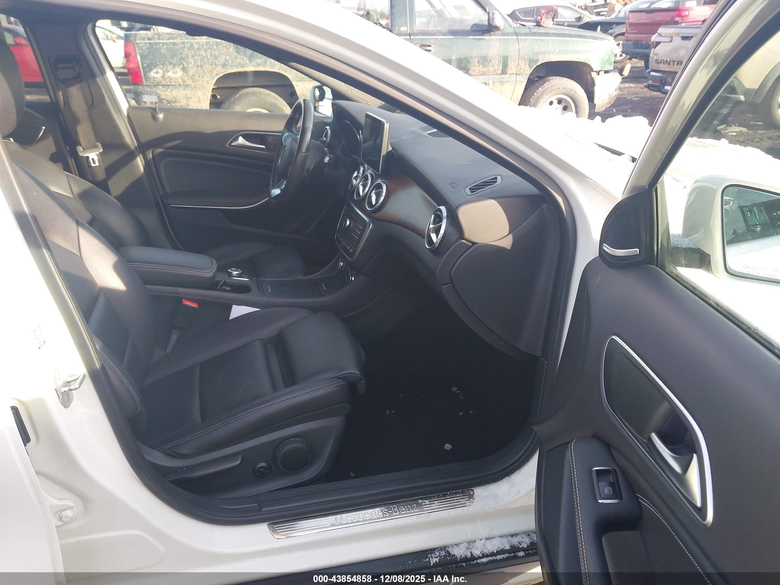MERCEDES-BENZ GLA image 5