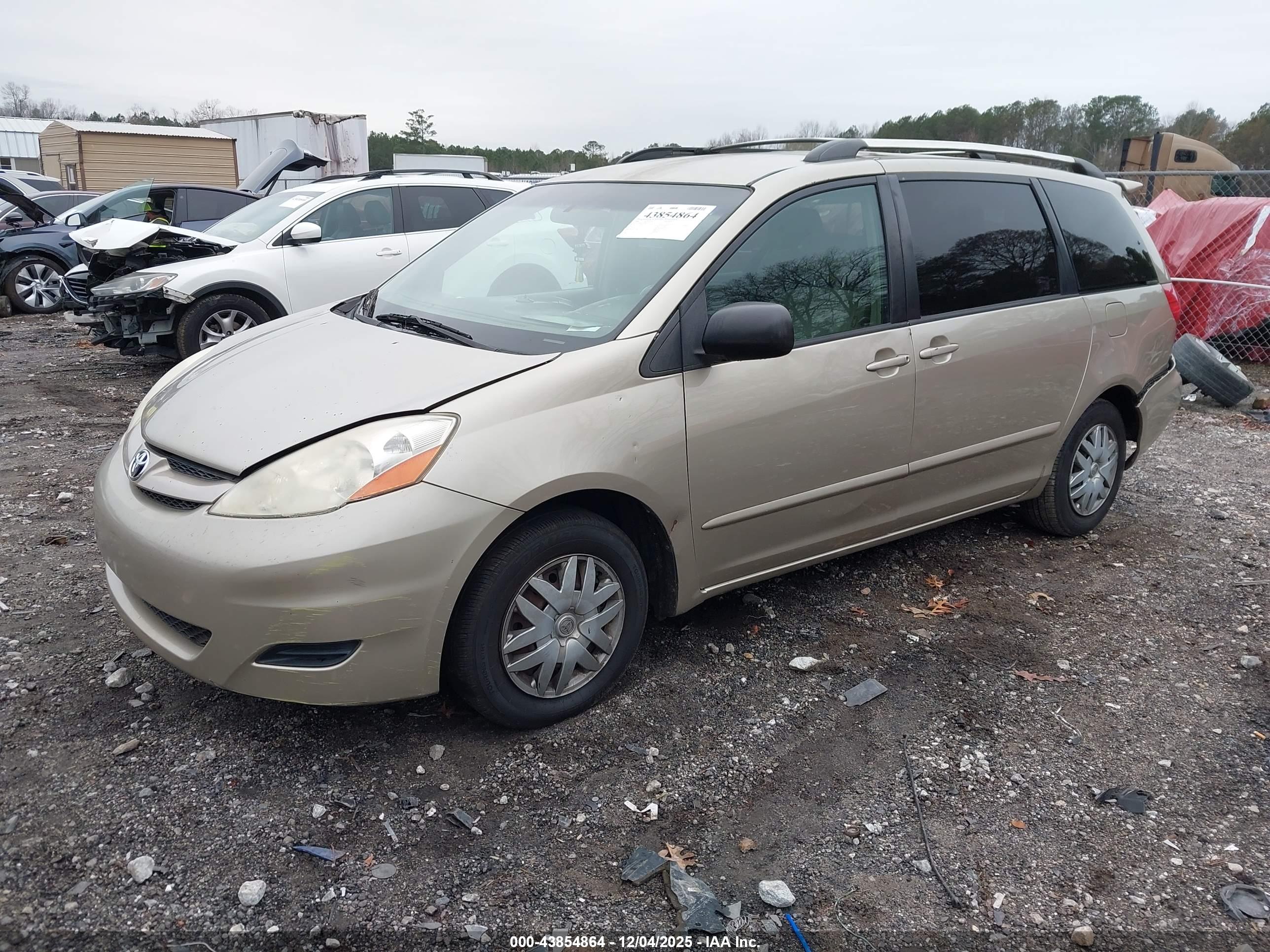 TOYOTA SIENNA image 2