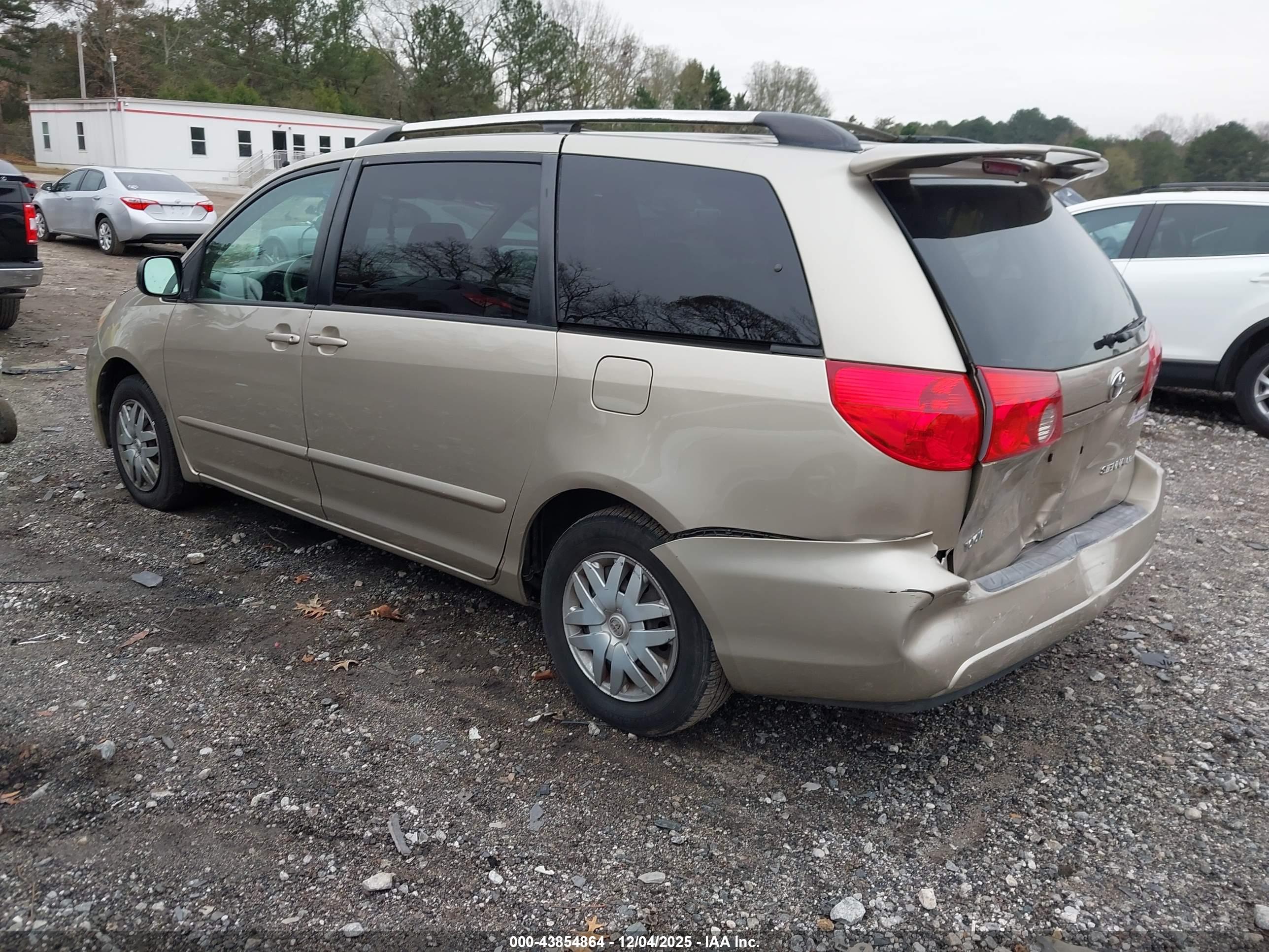 TOYOTA SIENNA image 3