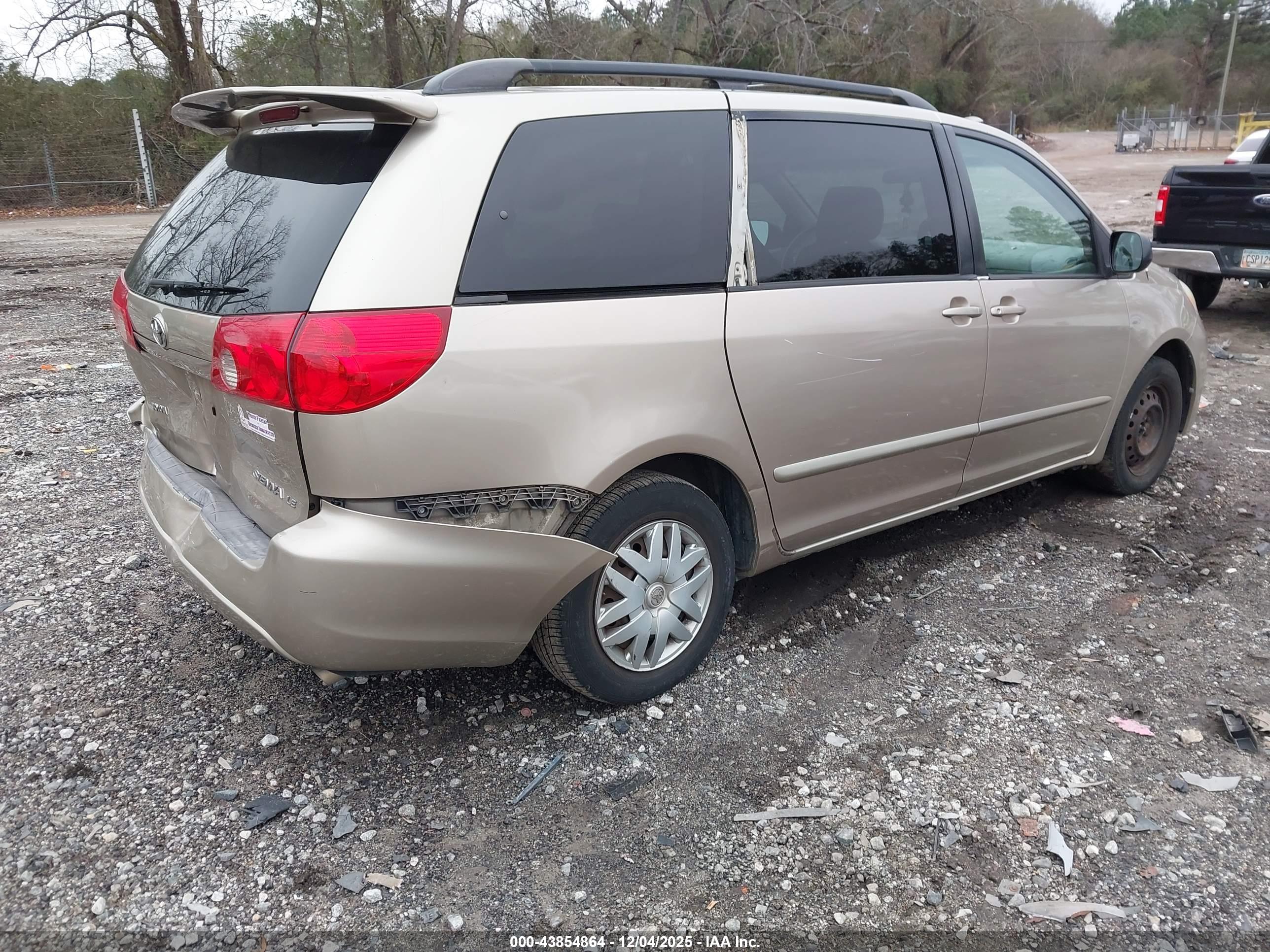 TOYOTA SIENNA image 4