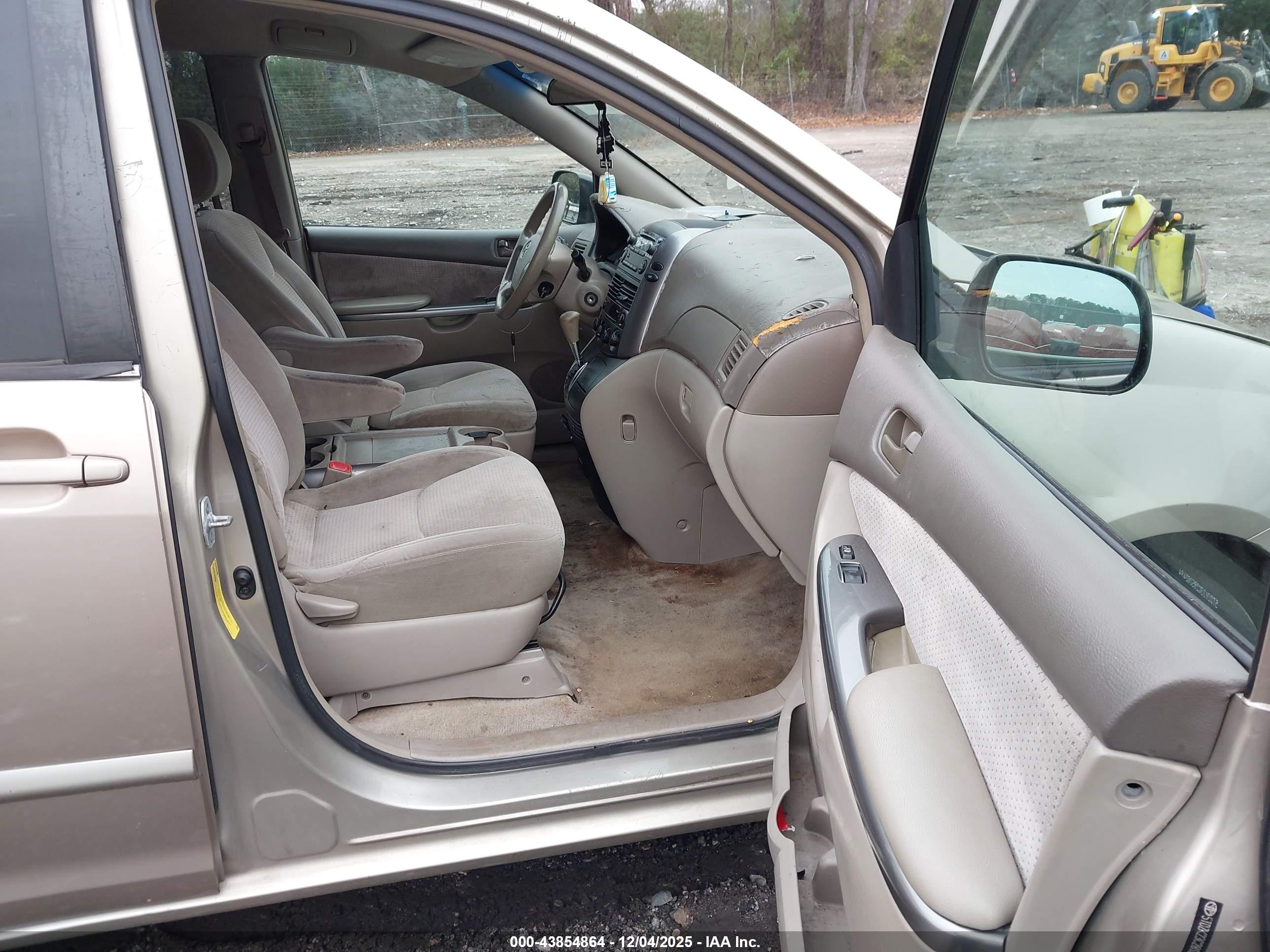 TOYOTA SIENNA image 5