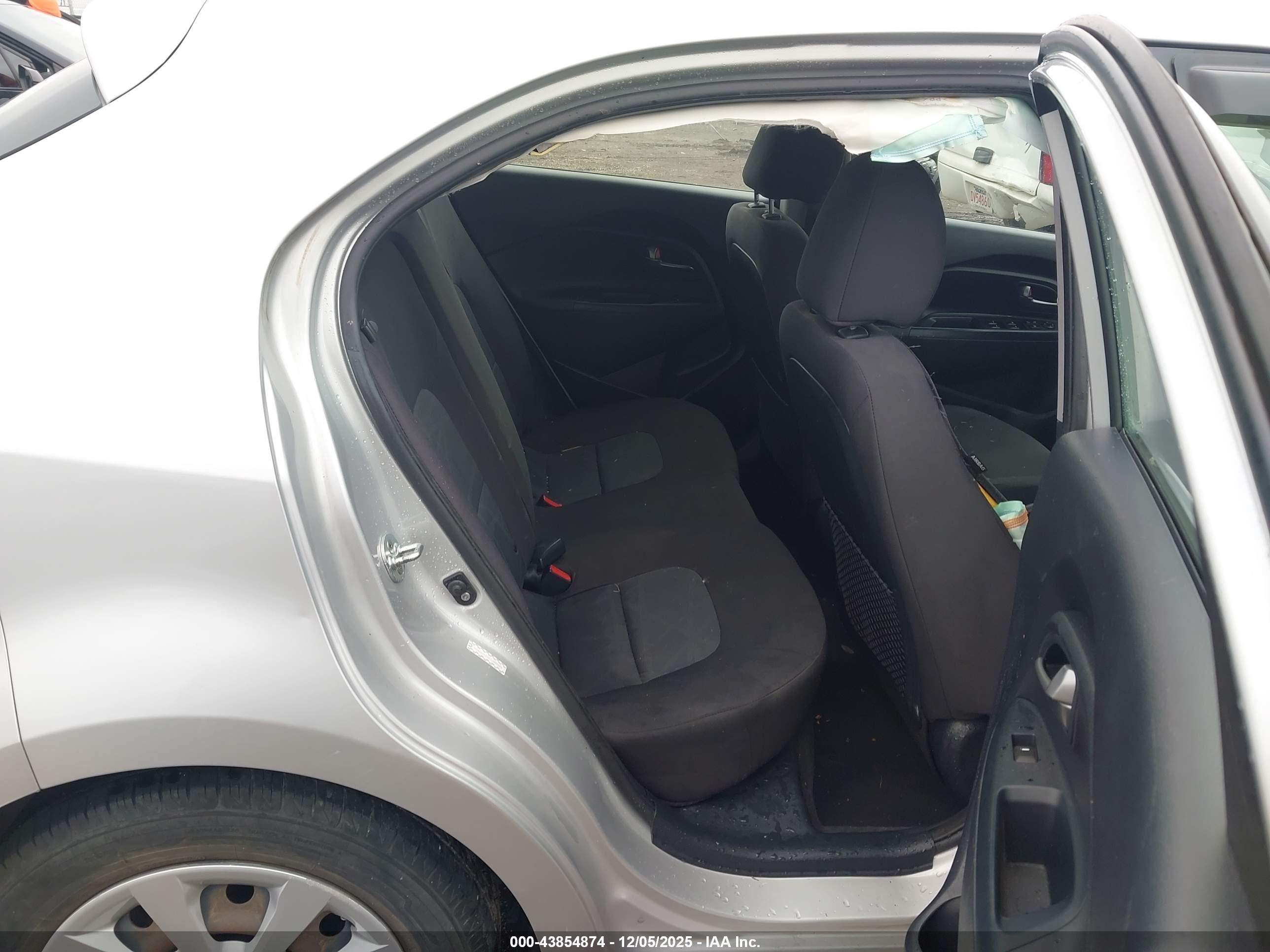 KIA RIO image 8