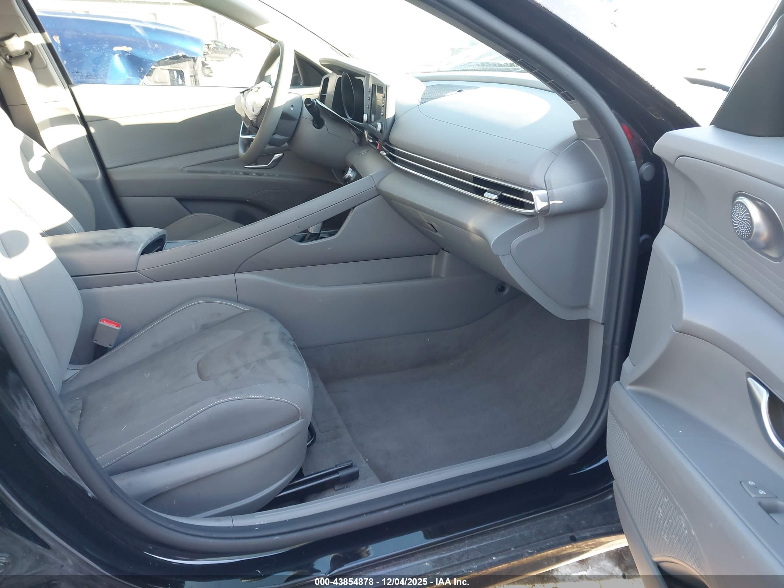 HYUNDAI ELANTRA image 5