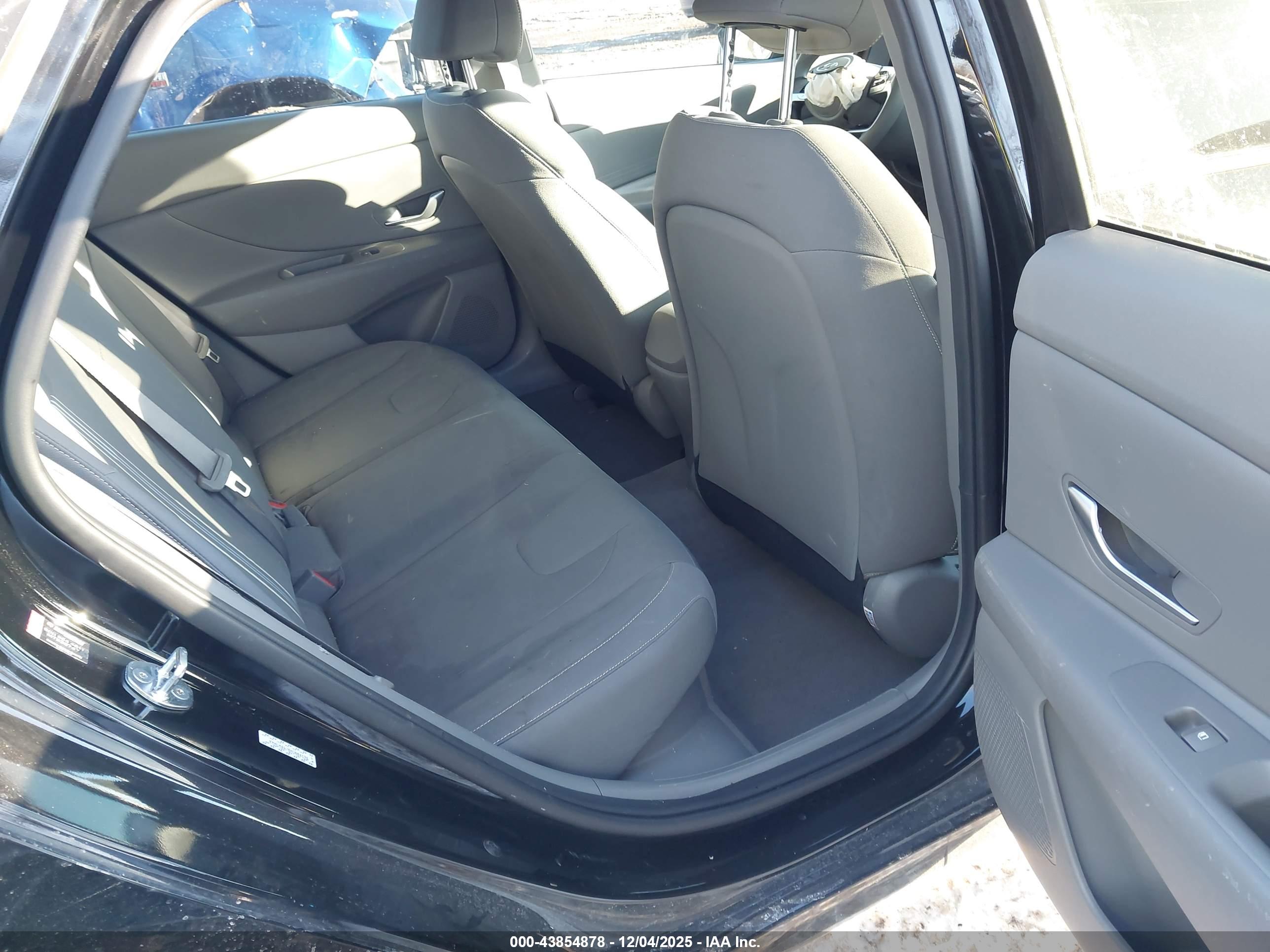 HYUNDAI ELANTRA image 8