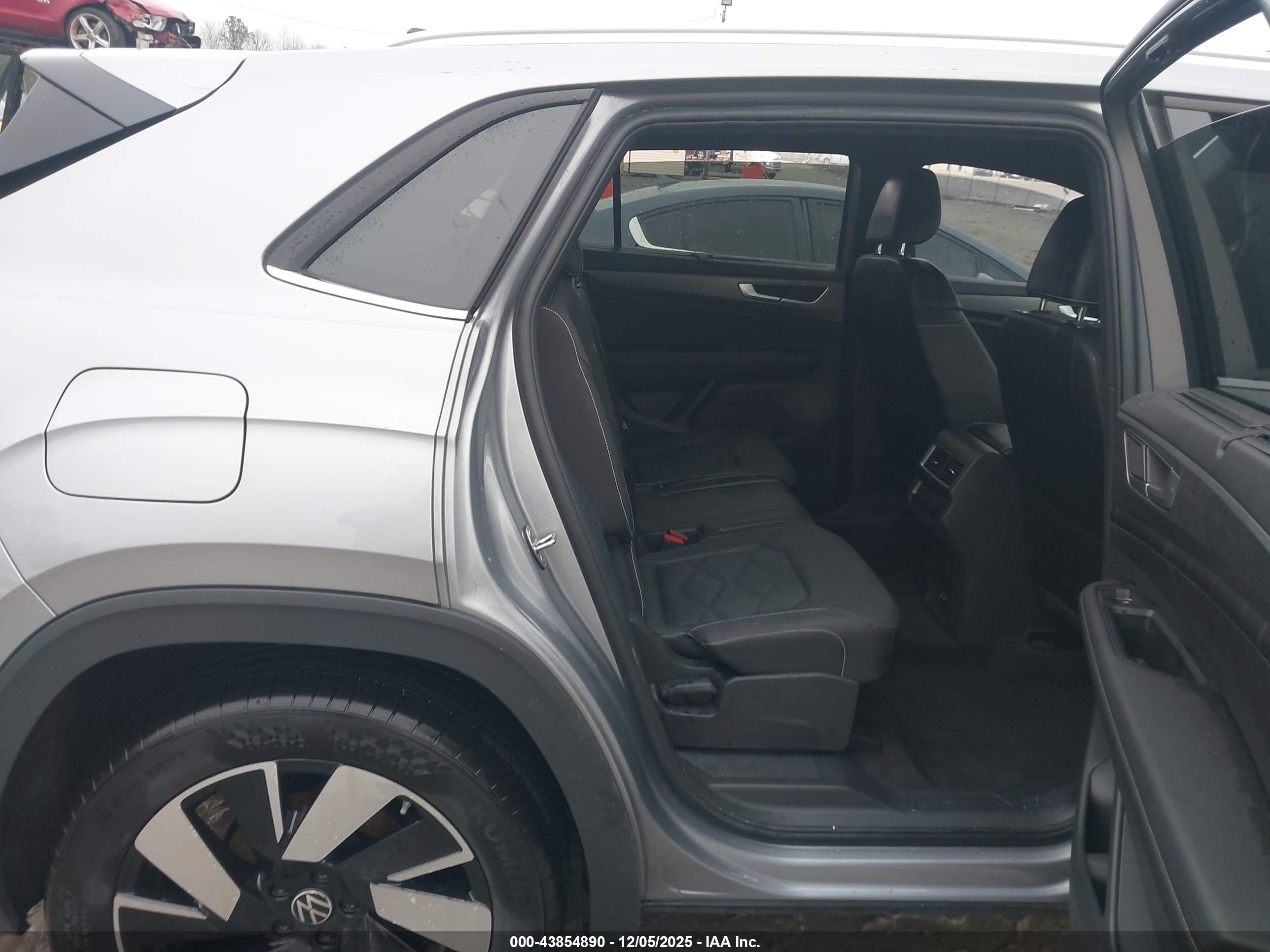 VOLKSWAGEN ATLAS image 8