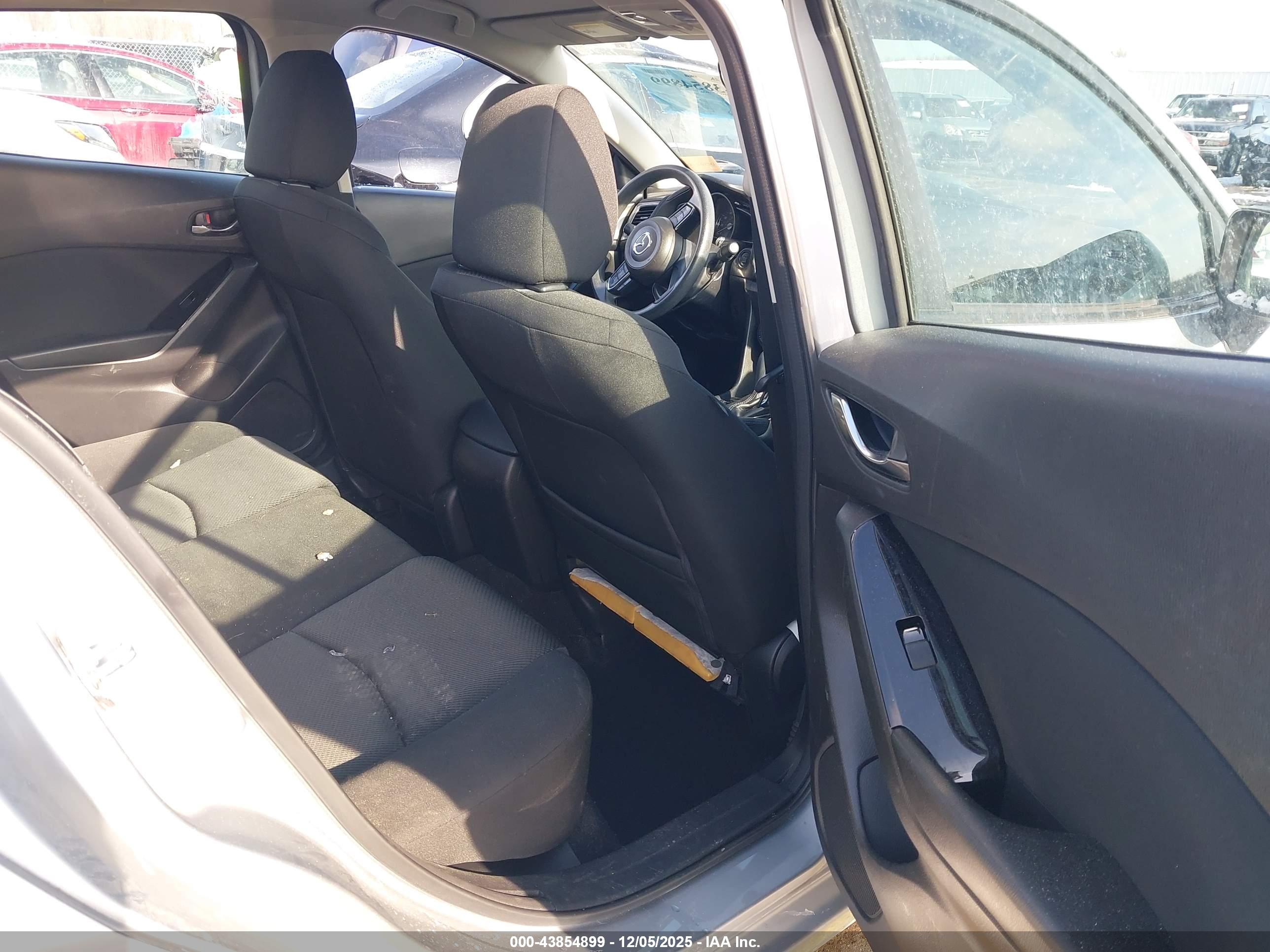 MAZDA MAZDA3 image 8