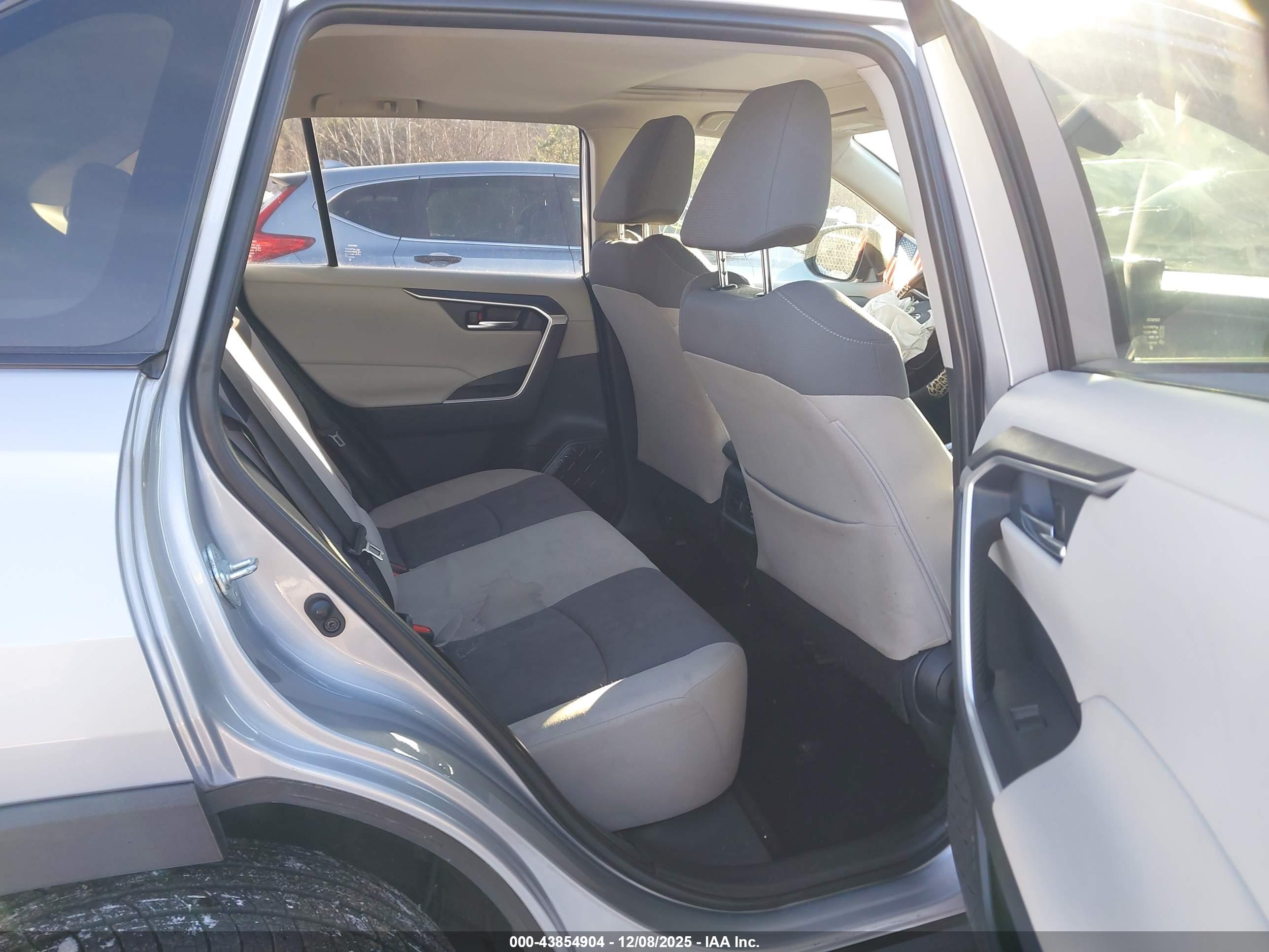 TOYOTA RAV4 image 8