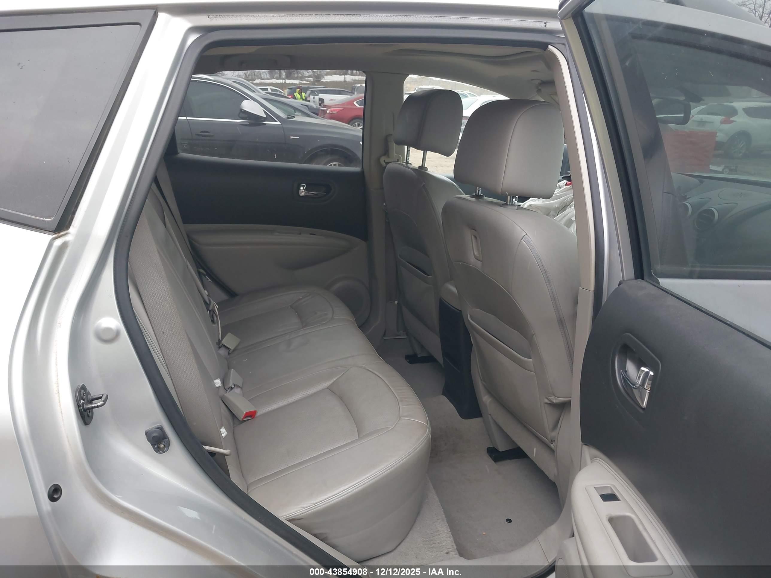 NISSAN ROGUE image 8