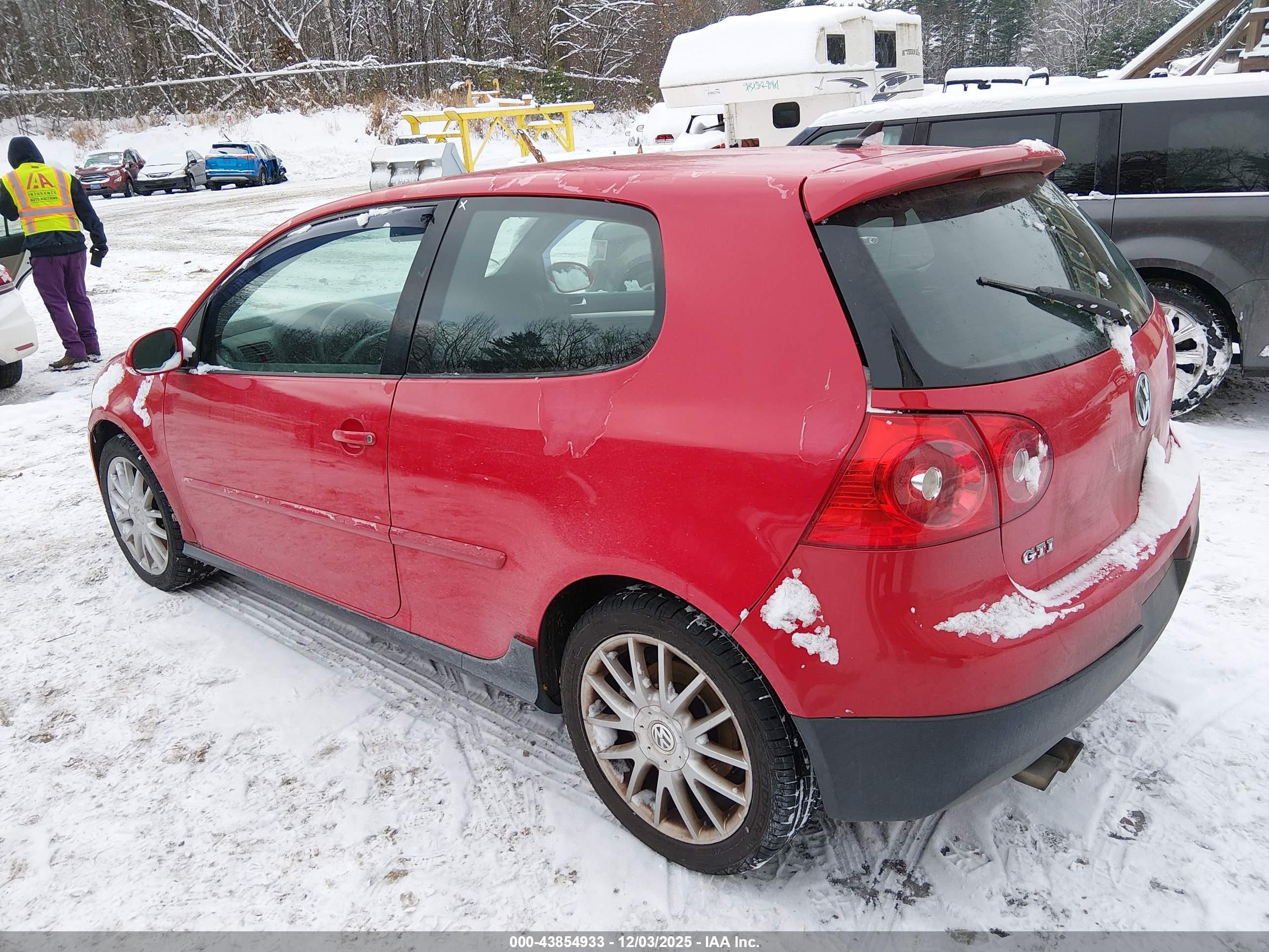 VOLKSWAGEN GTI image 3