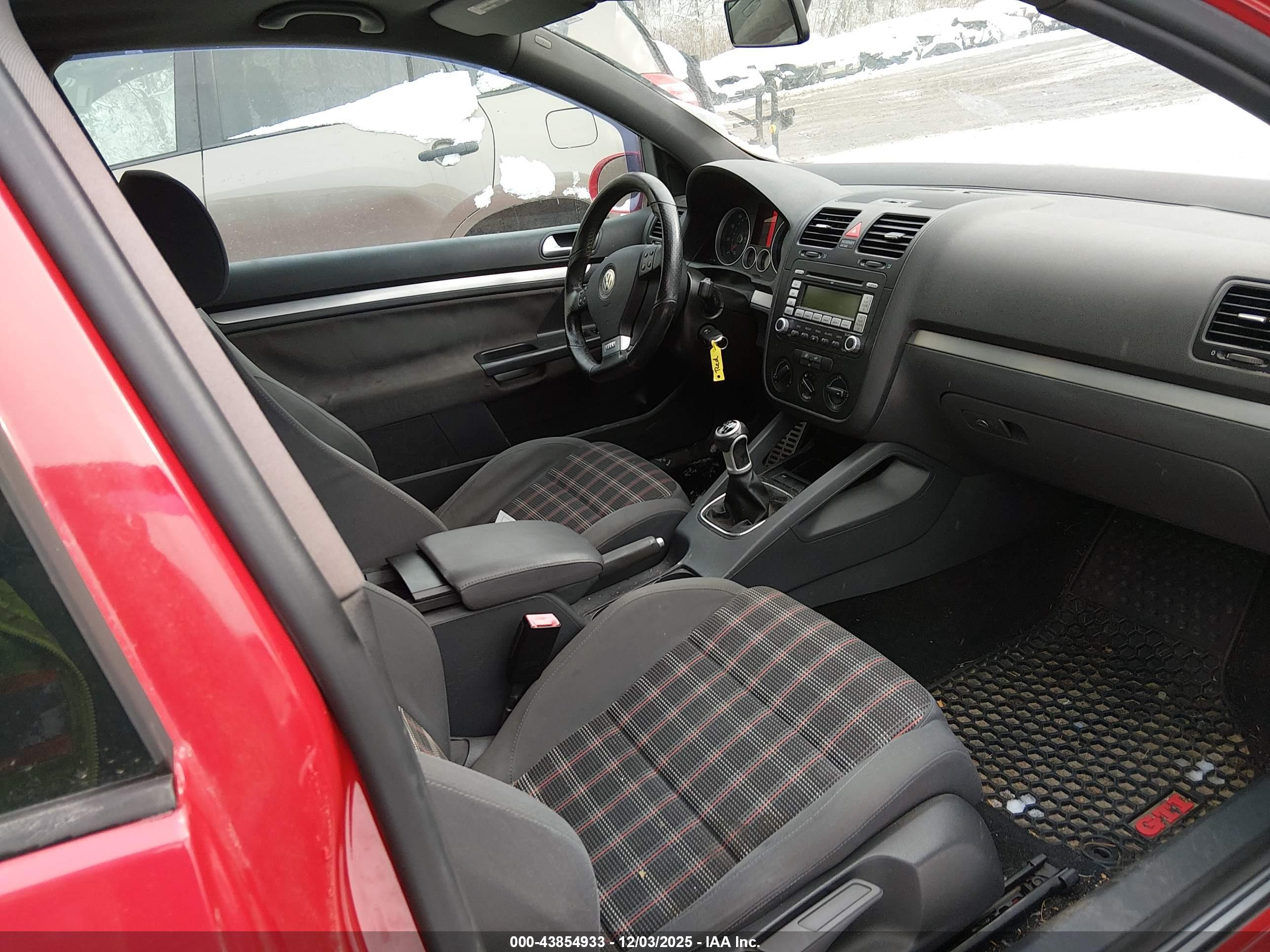 VOLKSWAGEN GTI image 5