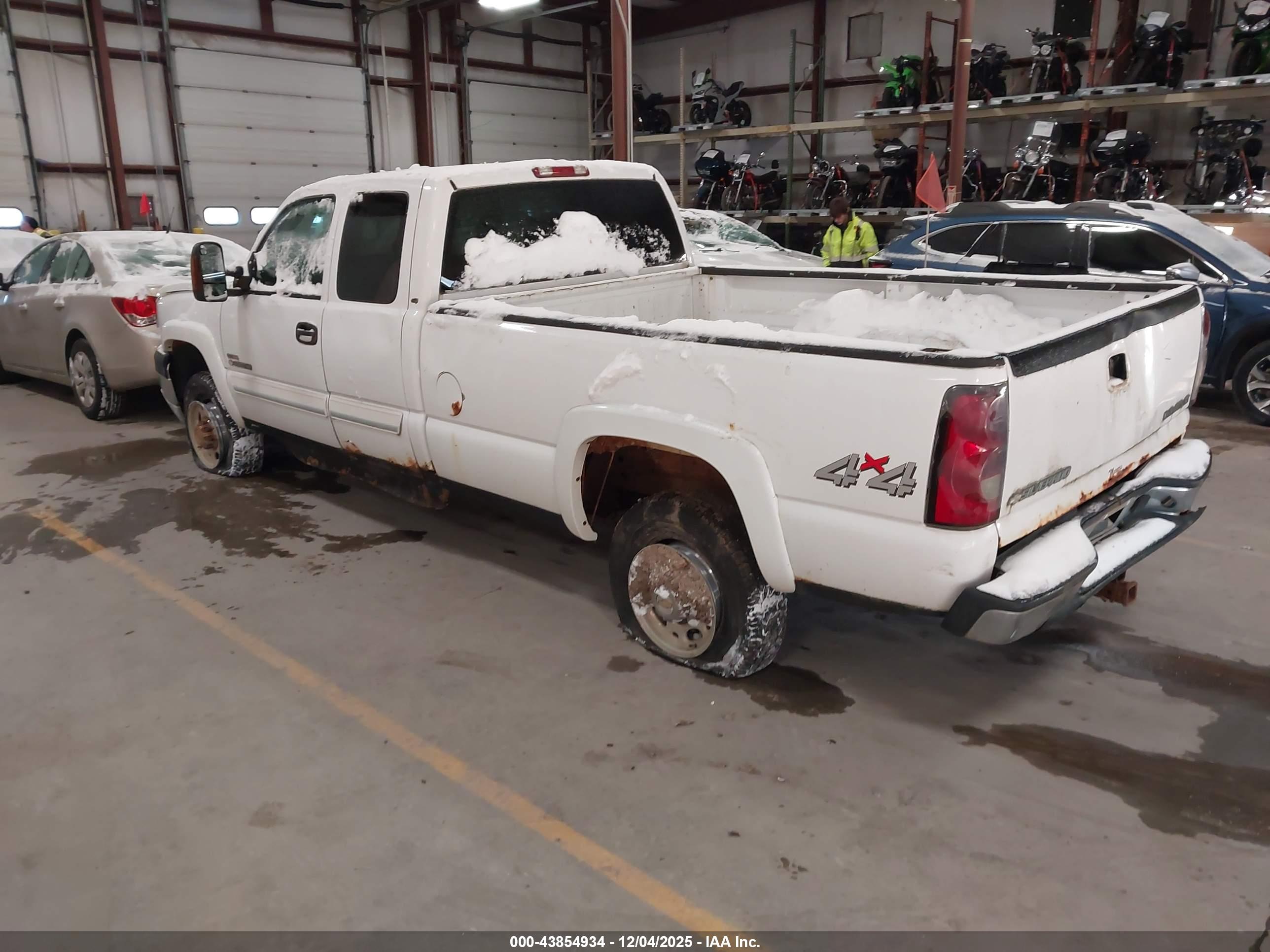 CHEVROLET SILVERADO image 3