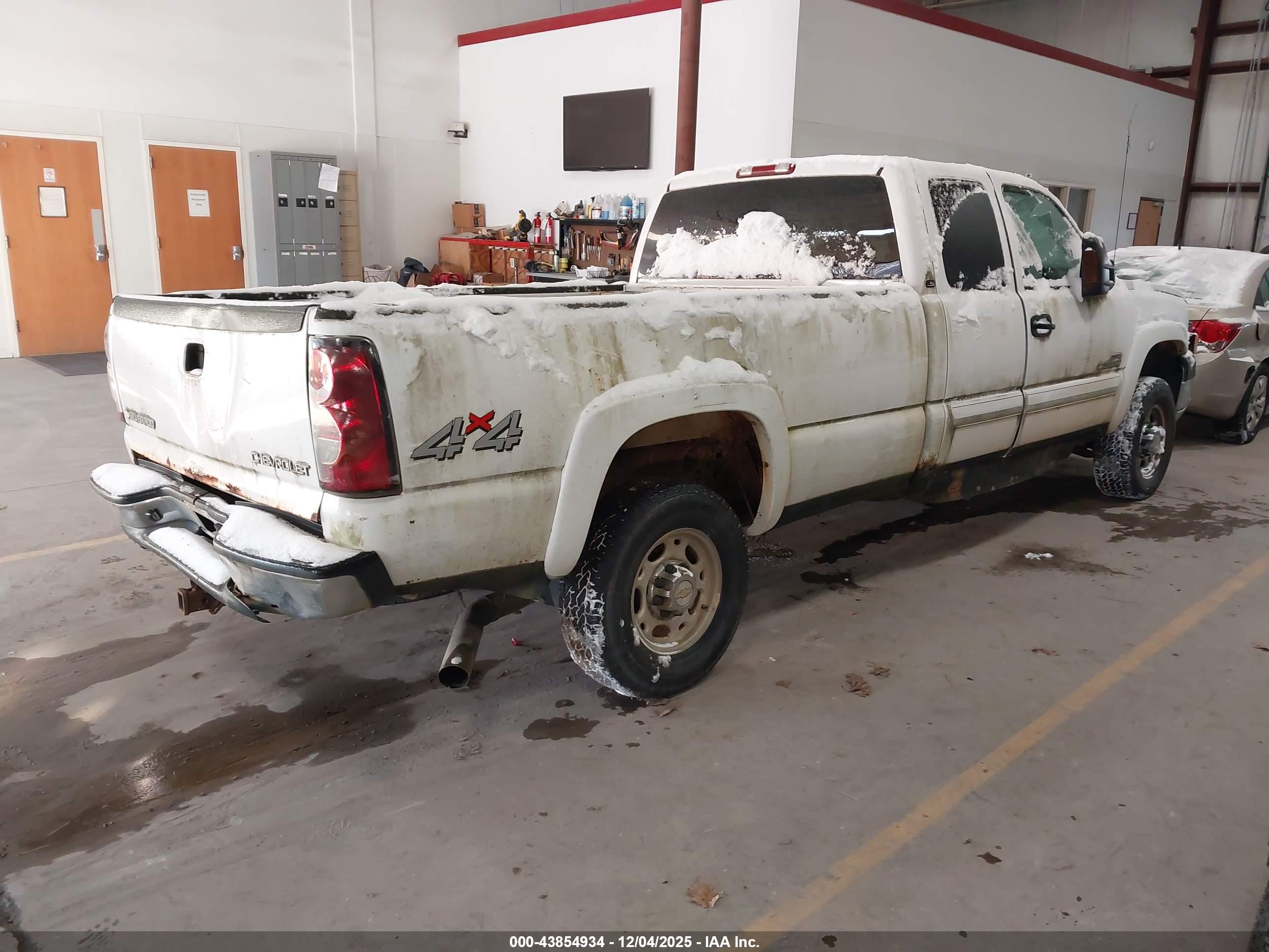 CHEVROLET SILVERADO image 4