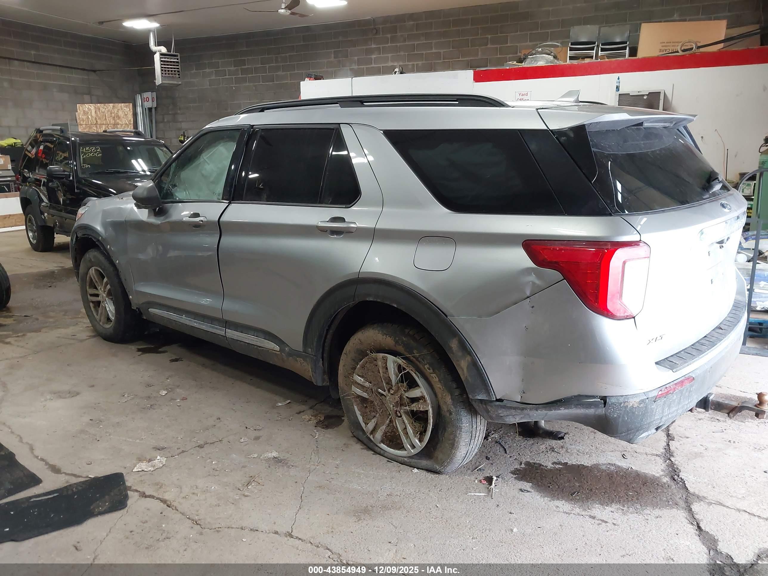 FORD EXPLORER image 3