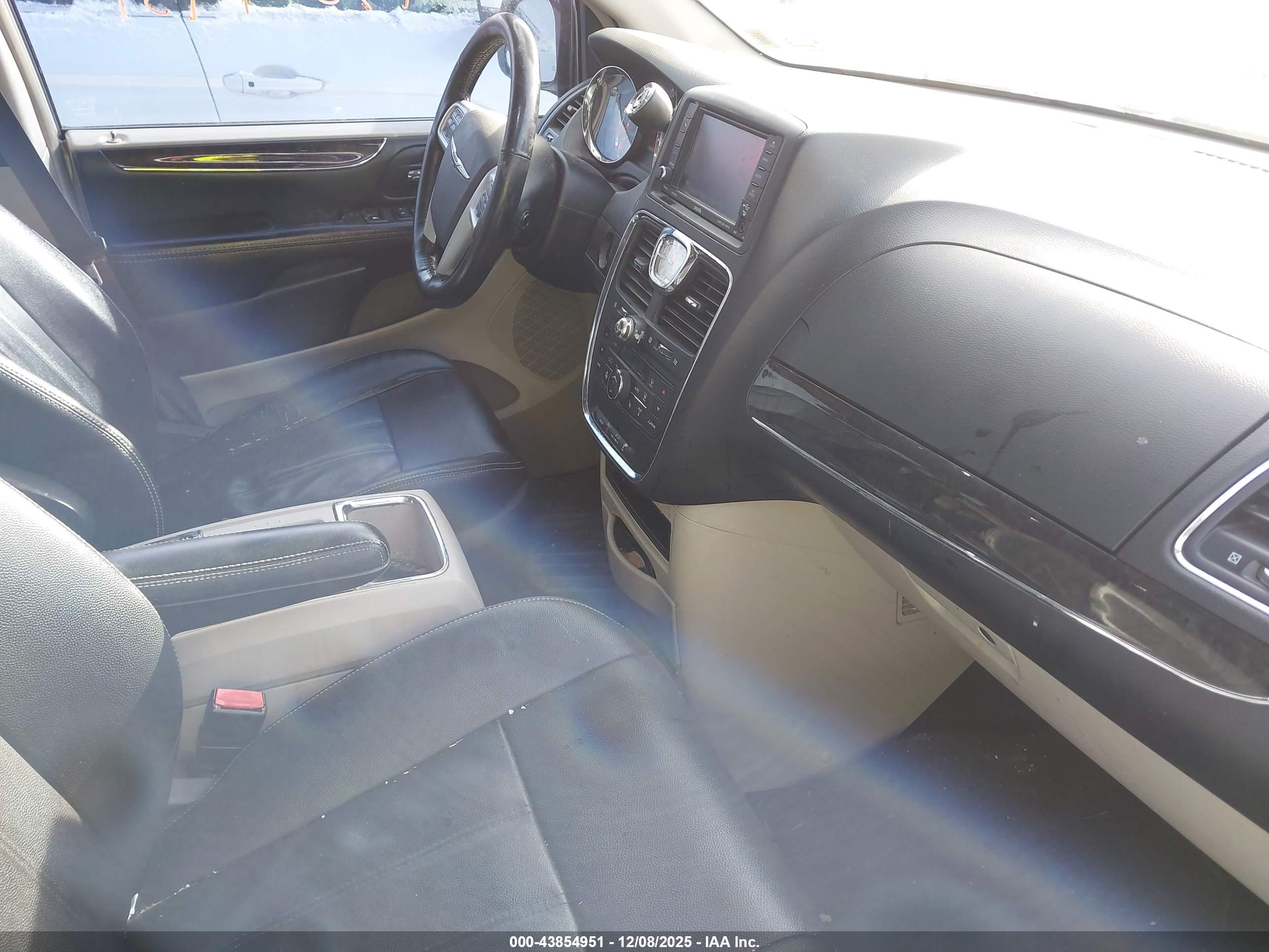 CHRYSLER TOWN image 5