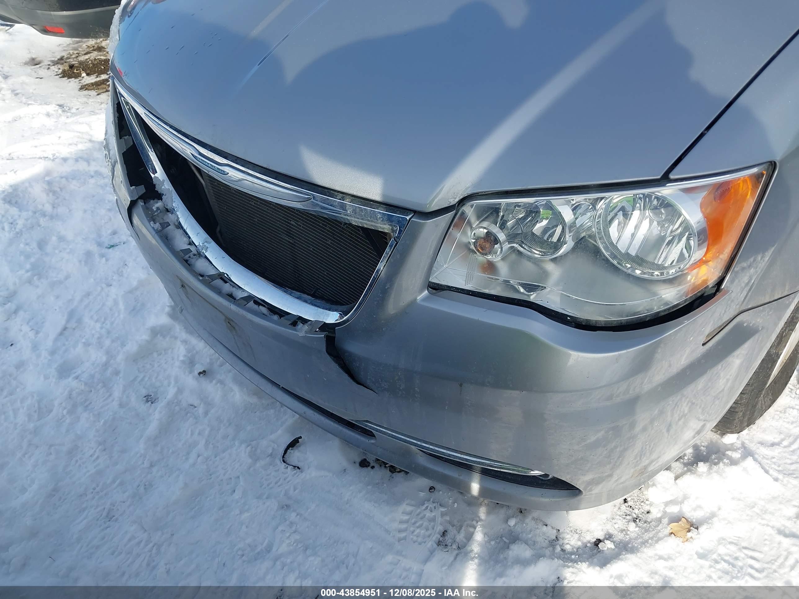CHRYSLER TOWN image 6