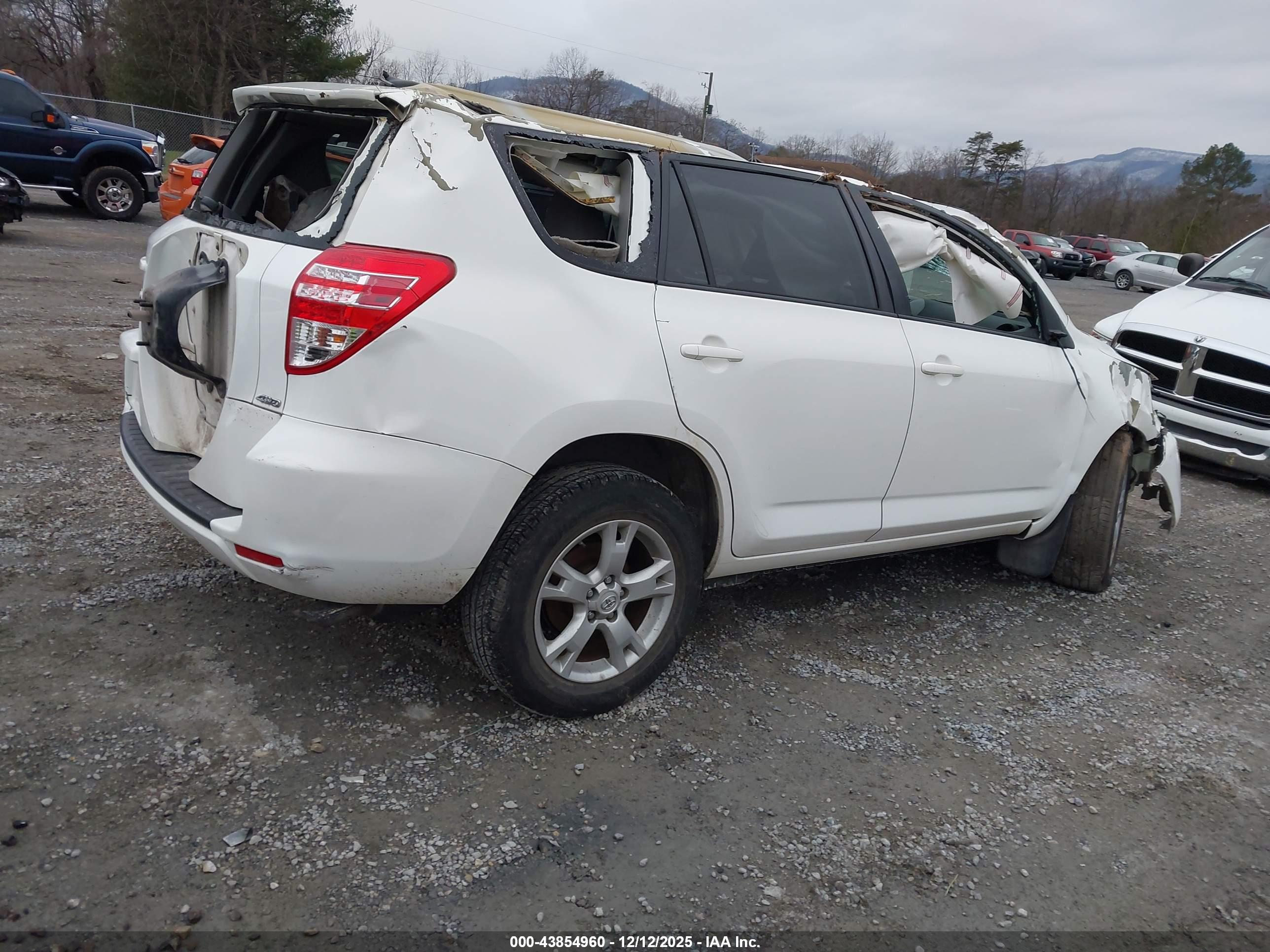 TOYOTA RAV4 image 4