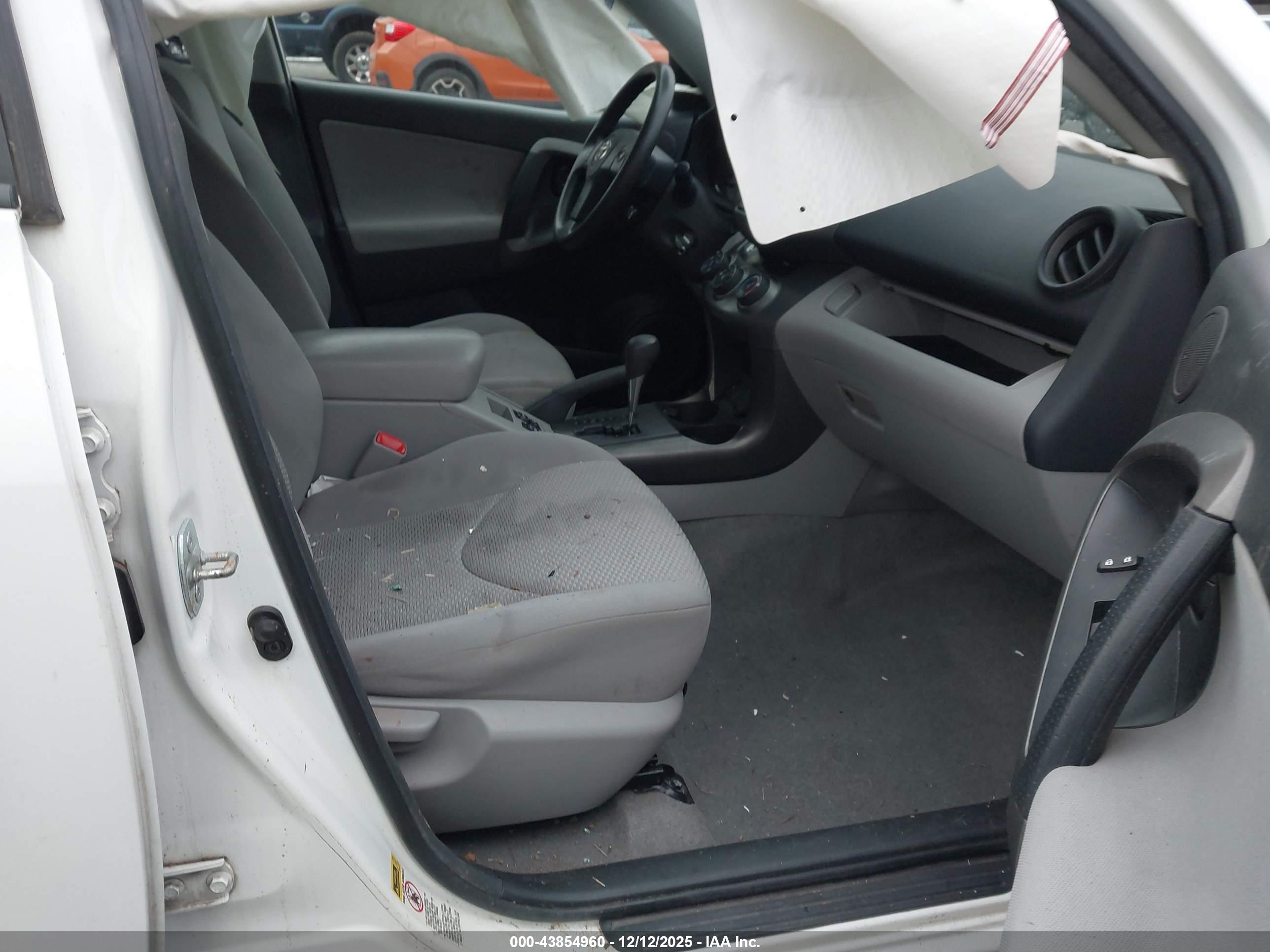 TOYOTA RAV4 image 5