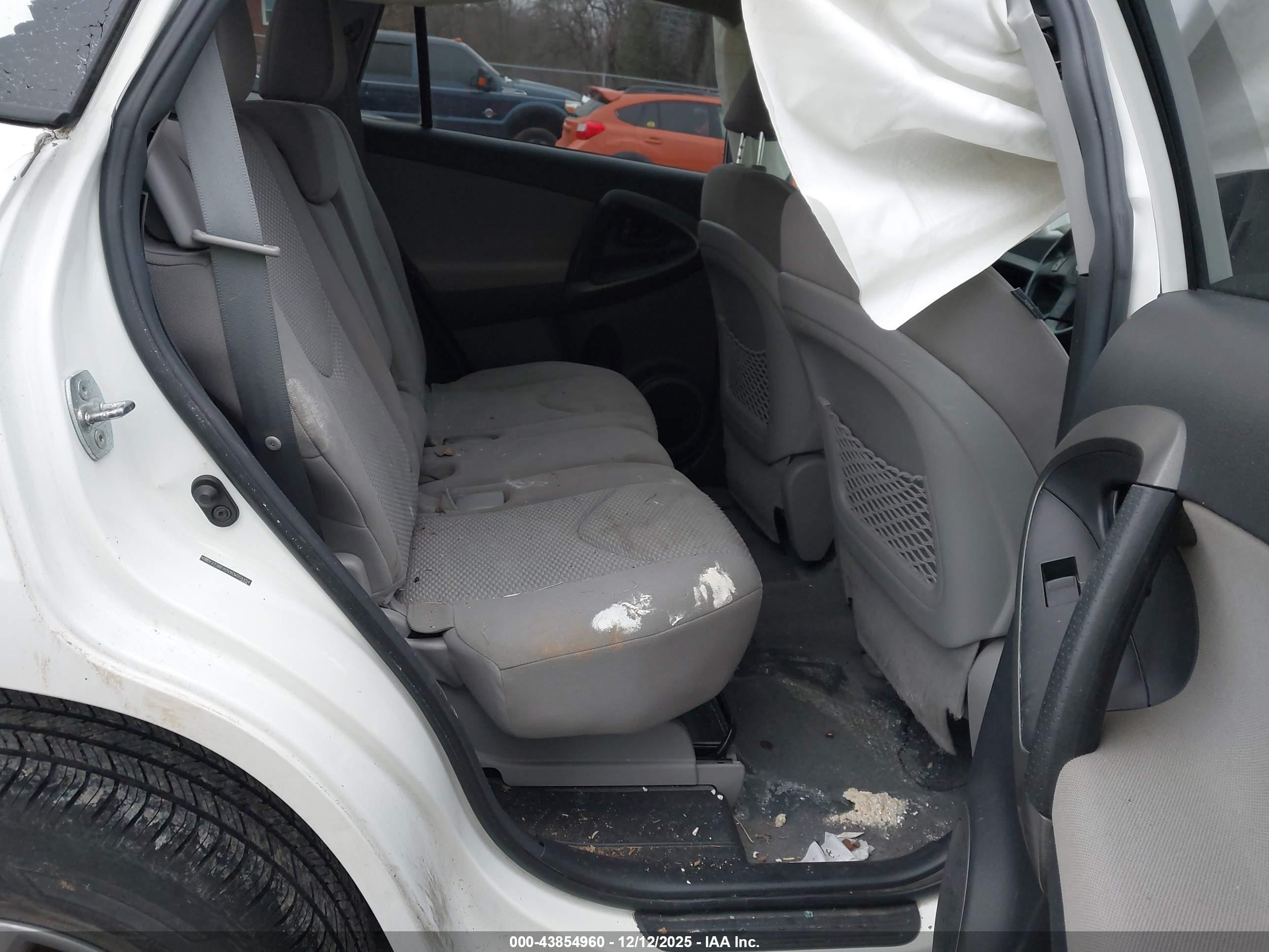 TOYOTA RAV4 image 8