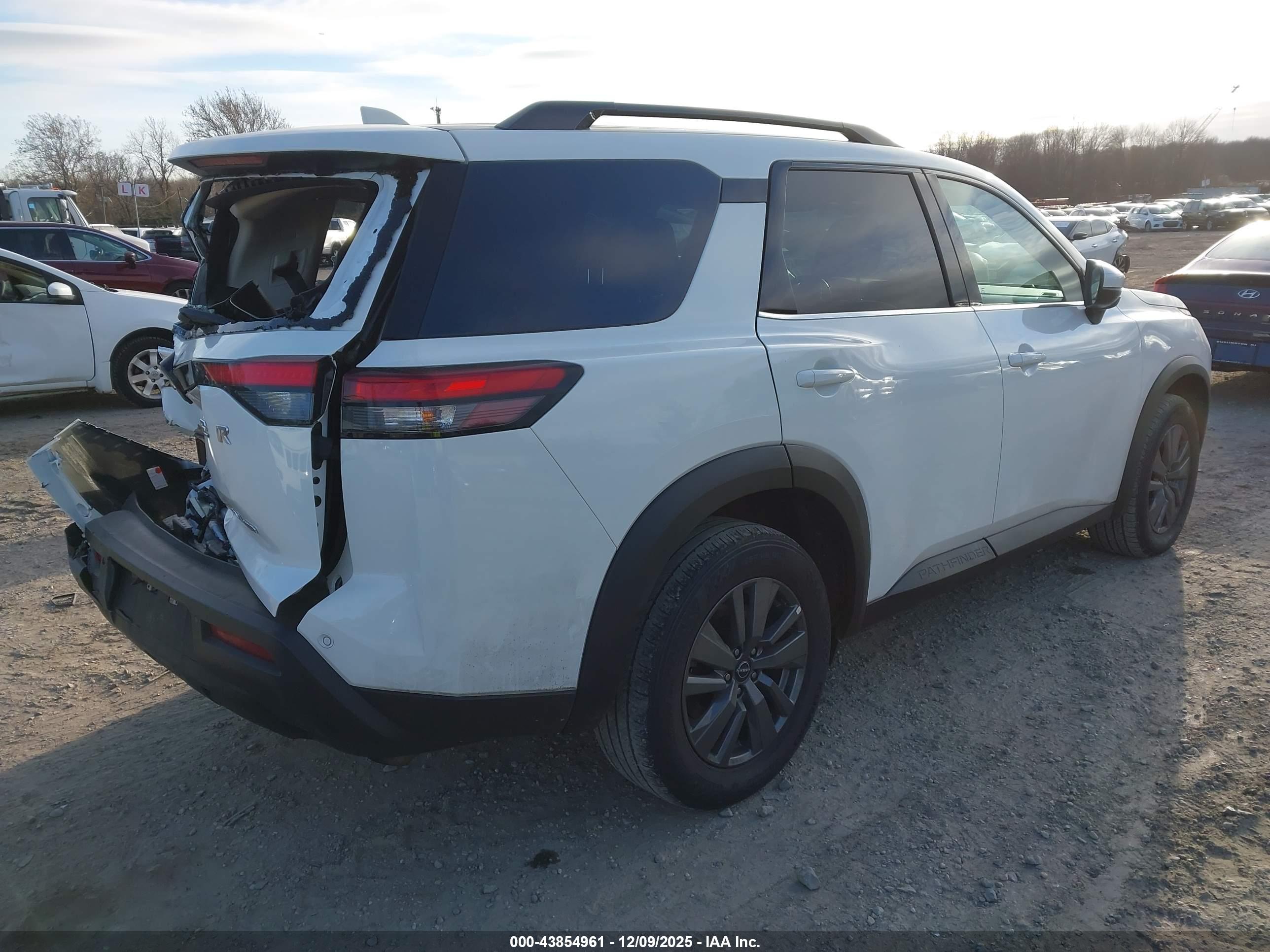 NISSAN PATHFINDER image 4