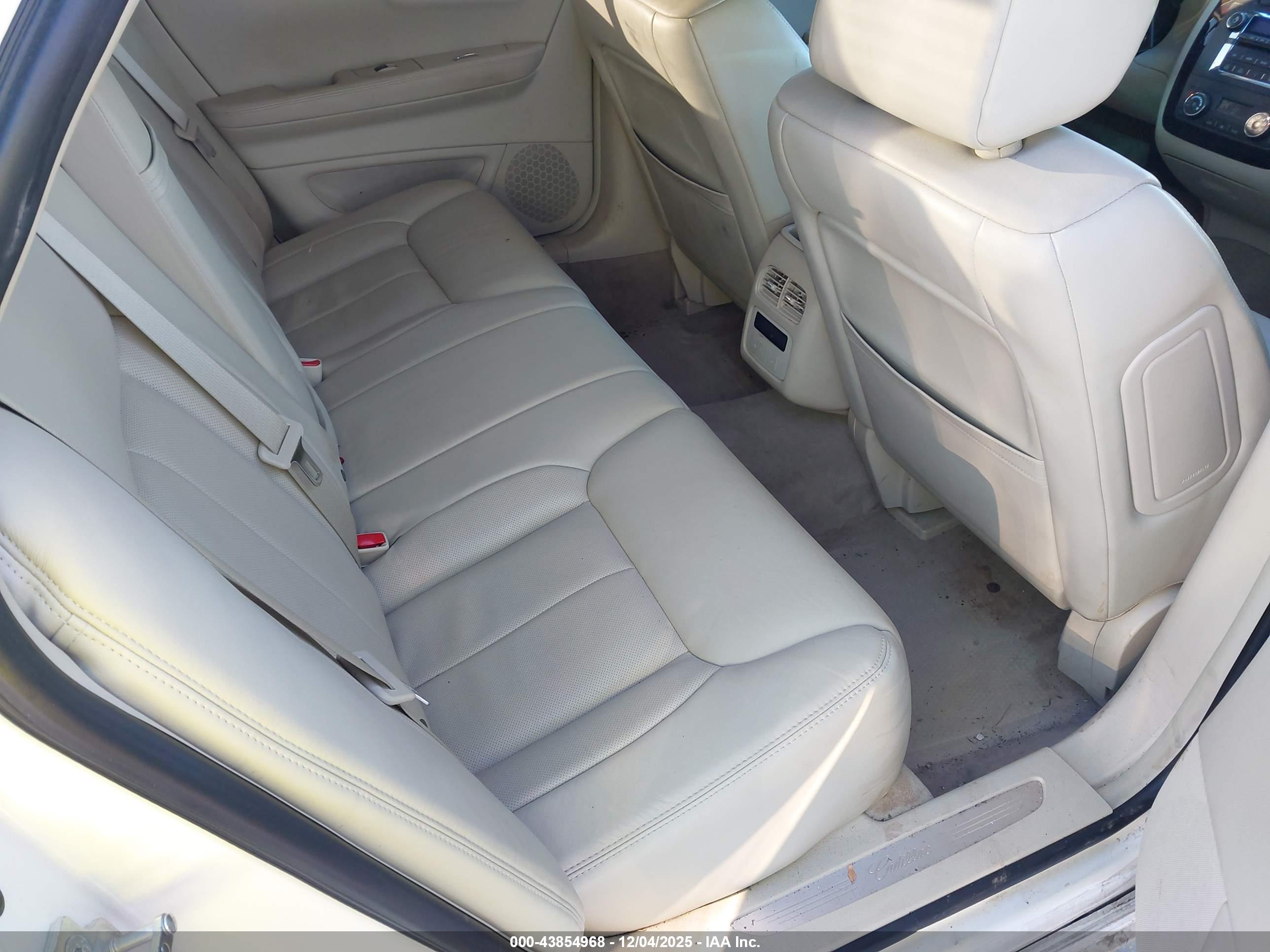 CADILLAC DTS image 8