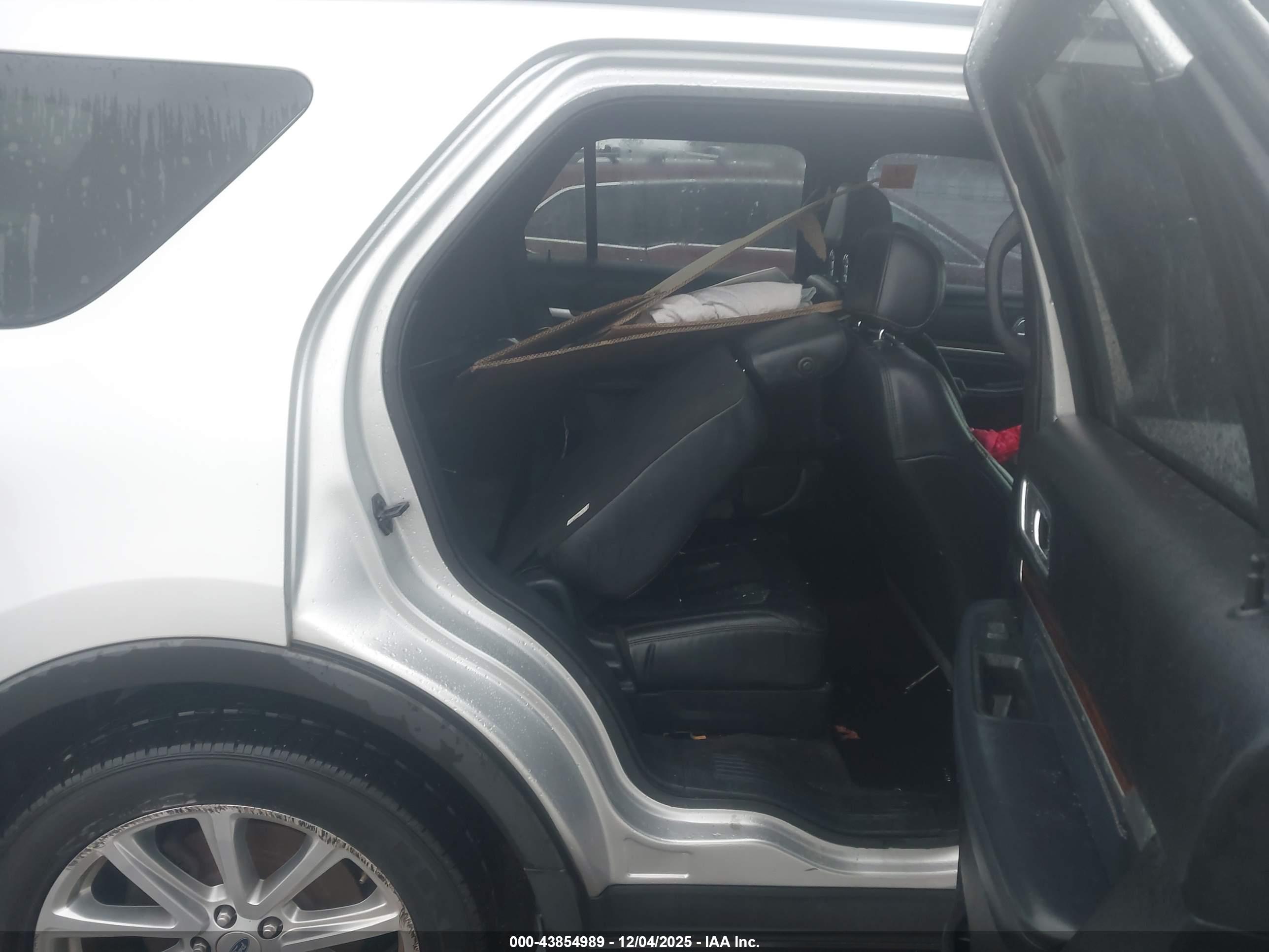 FORD EXPLORER image 8