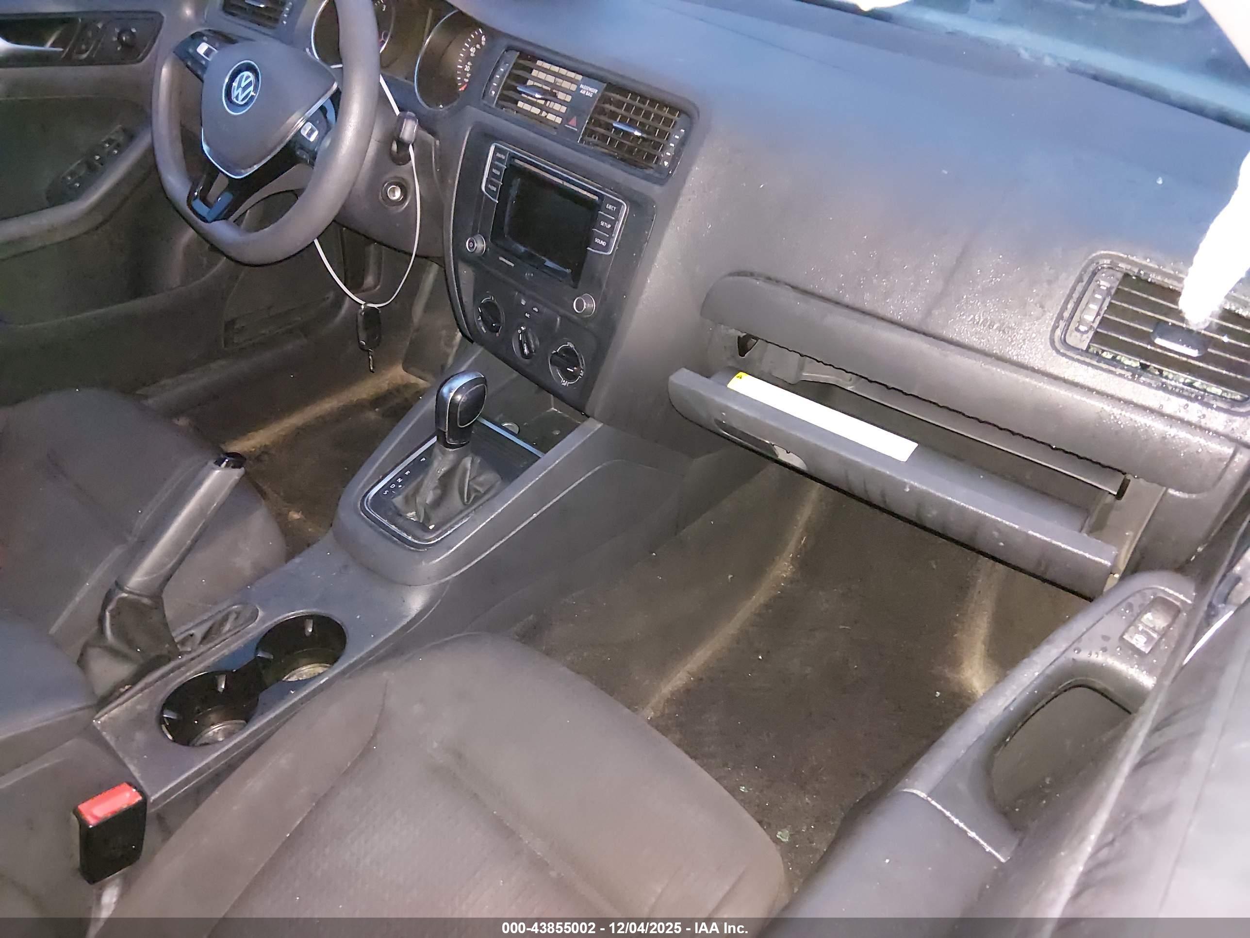 VOLKSWAGEN JETTA image 5