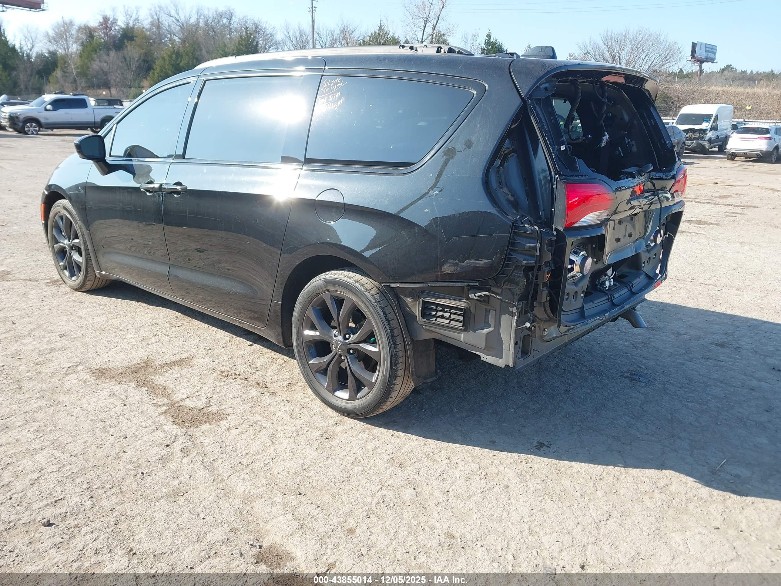 CHRYSLER PACIFICA image 3