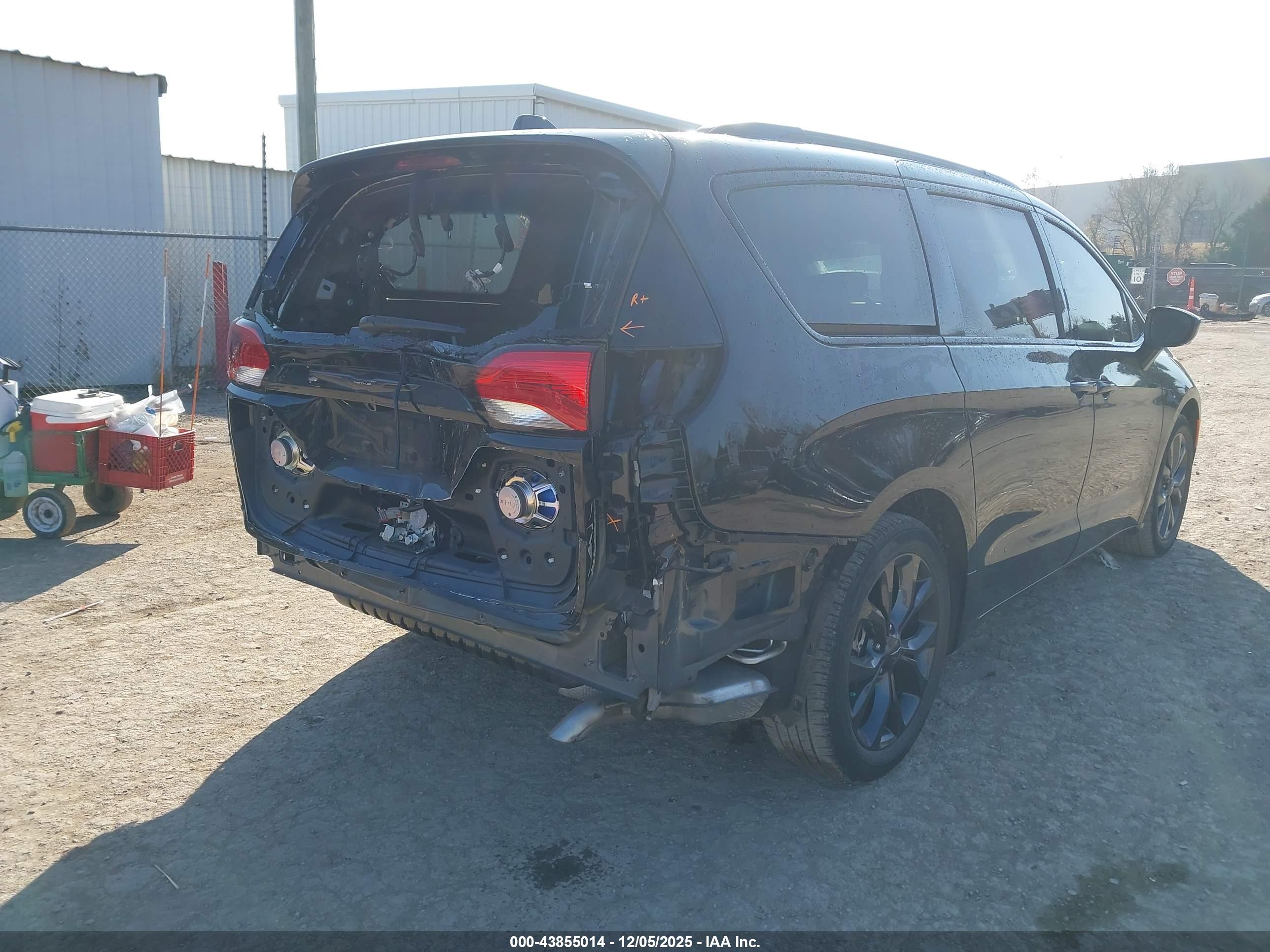CHRYSLER PACIFICA image 4