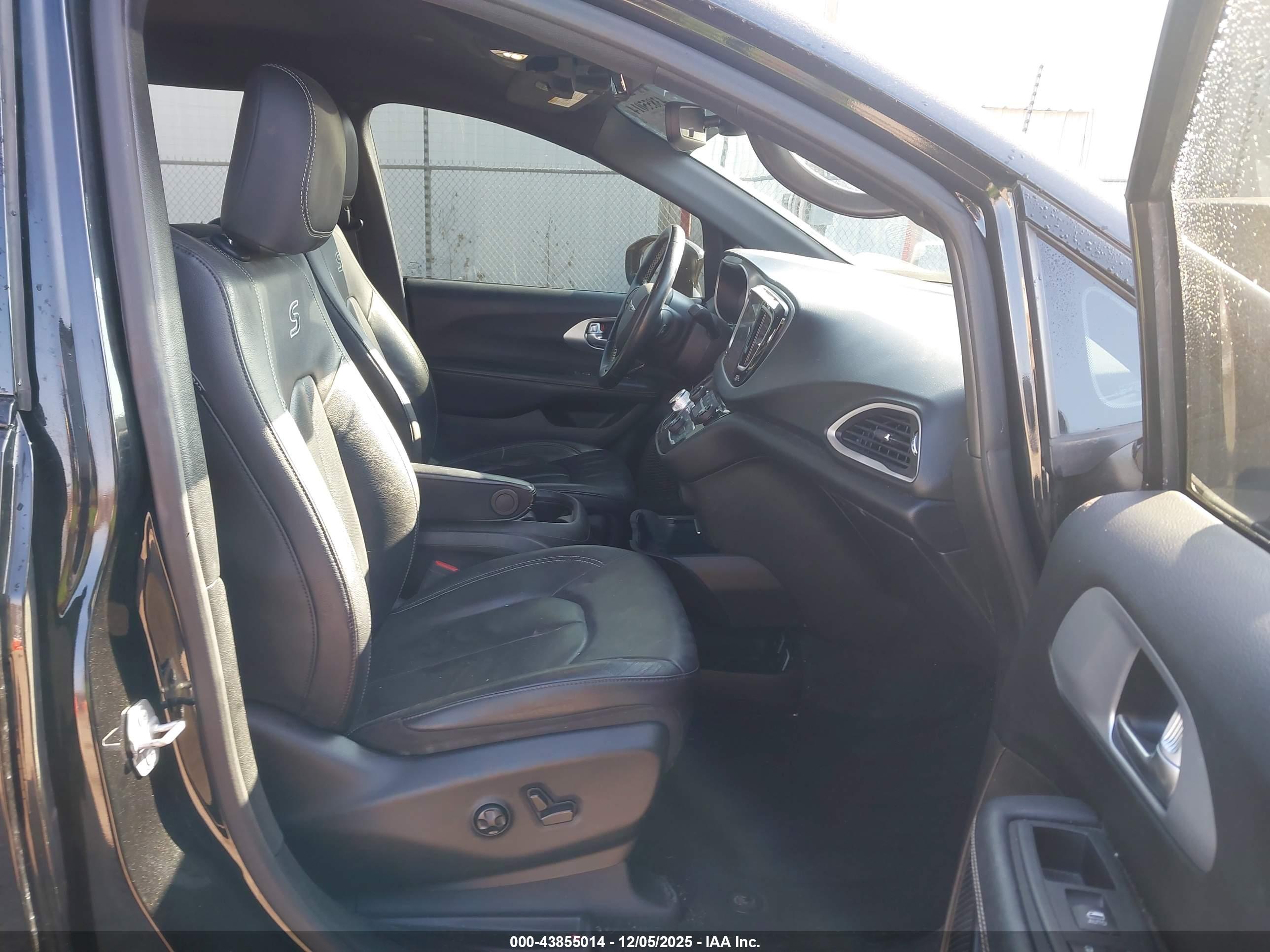 CHRYSLER PACIFICA image 5