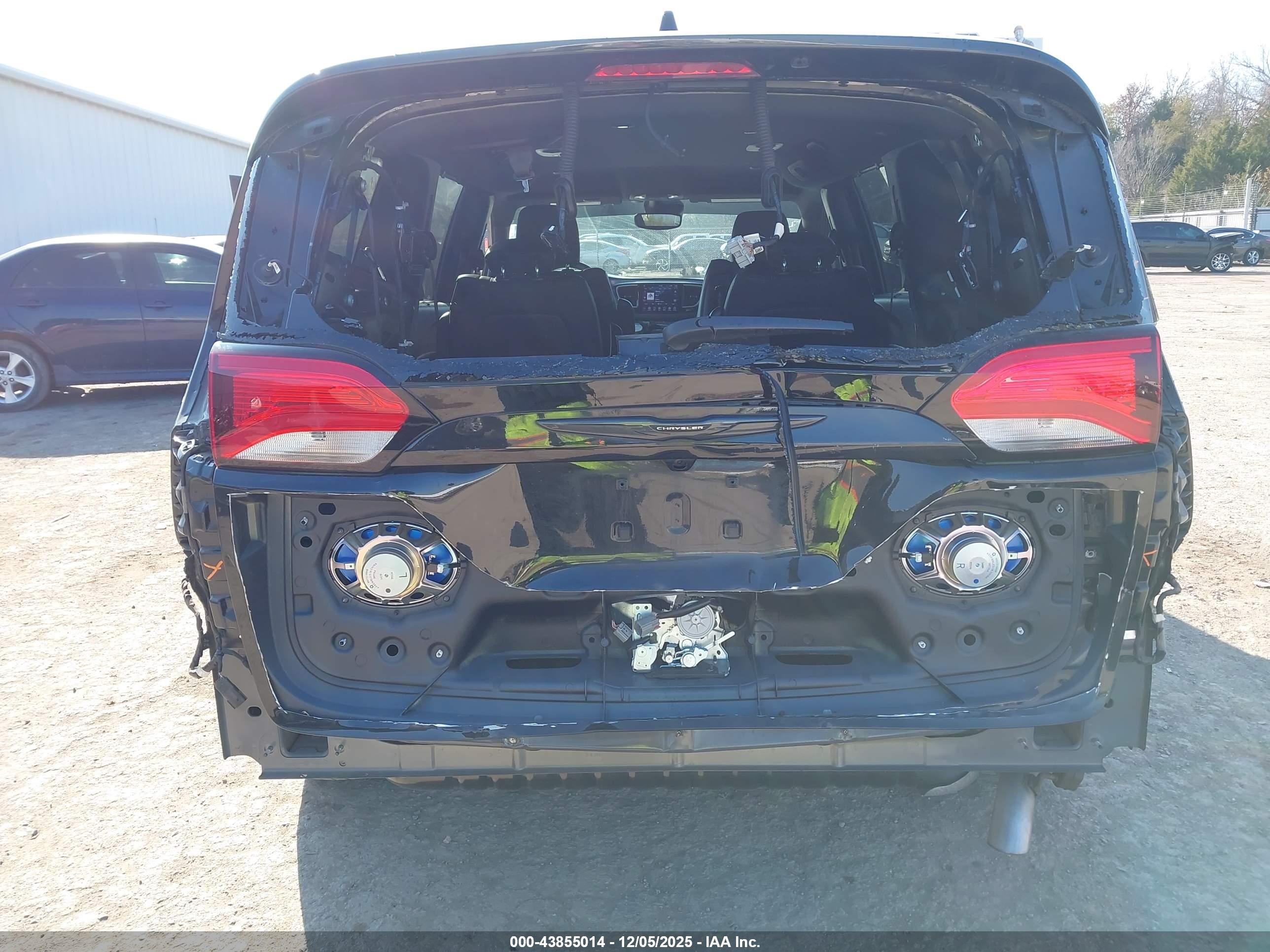 CHRYSLER PACIFICA image 6