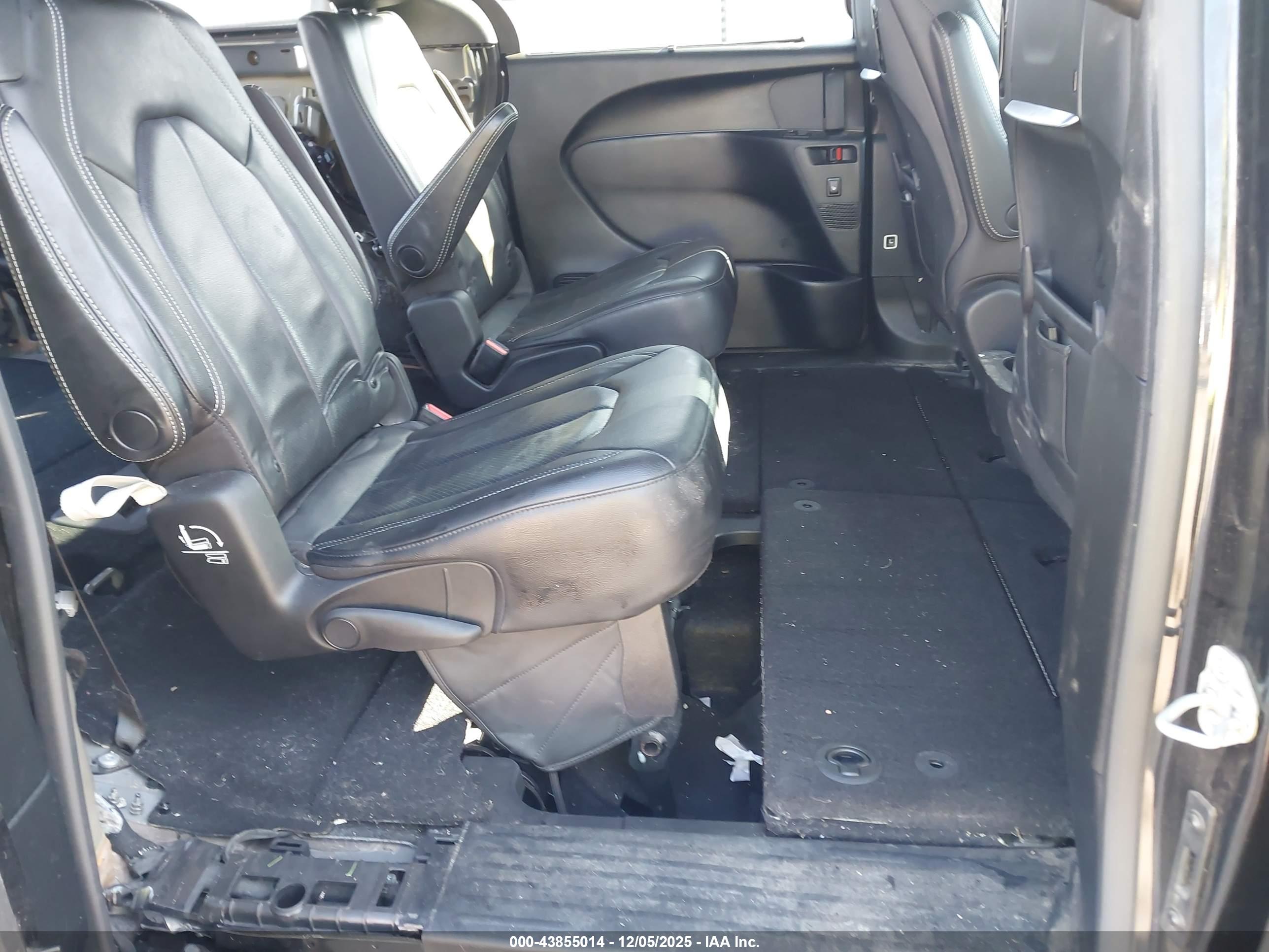 CHRYSLER PACIFICA image 8