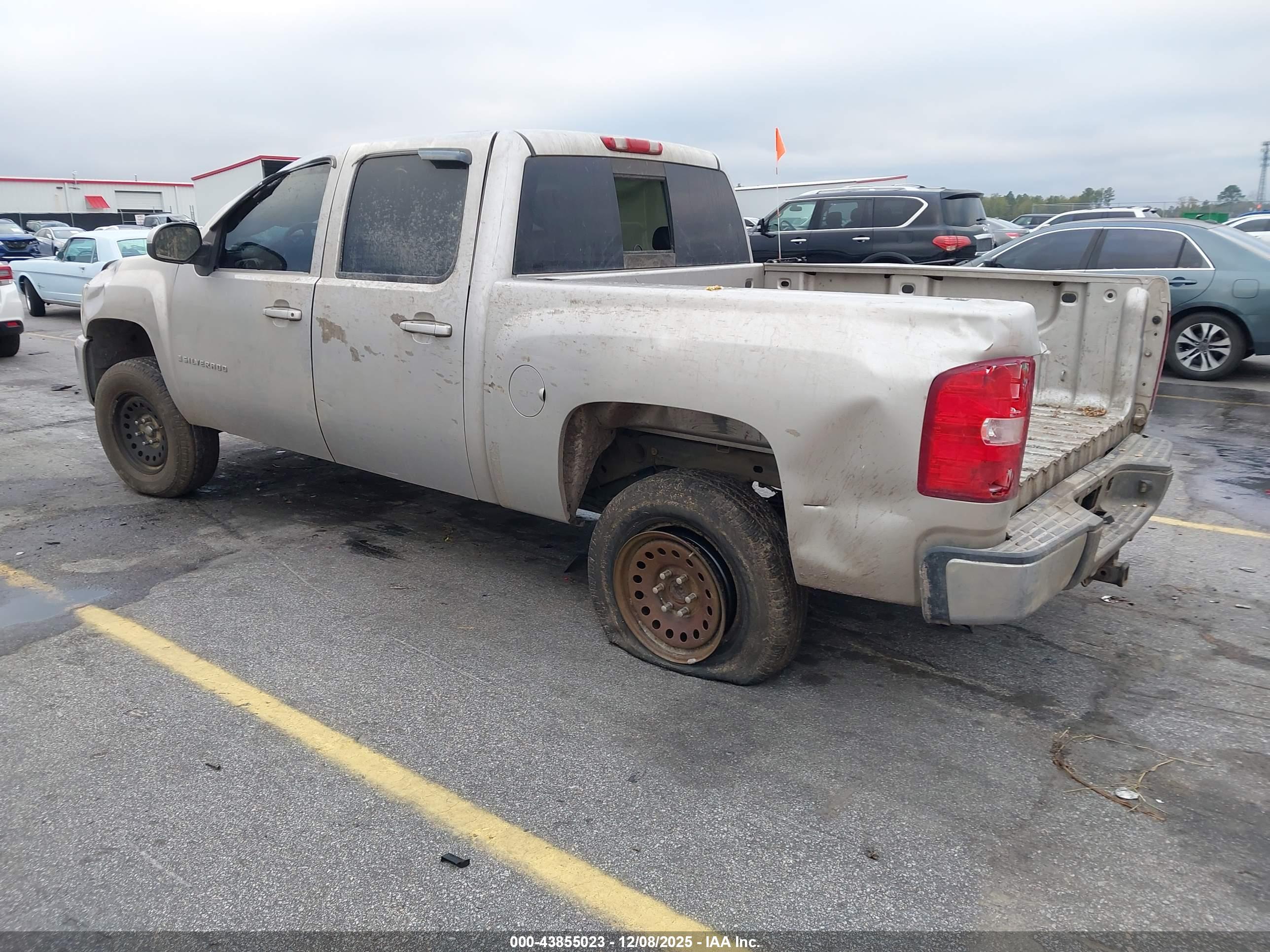 CHEVROLET SILVERADO image 3