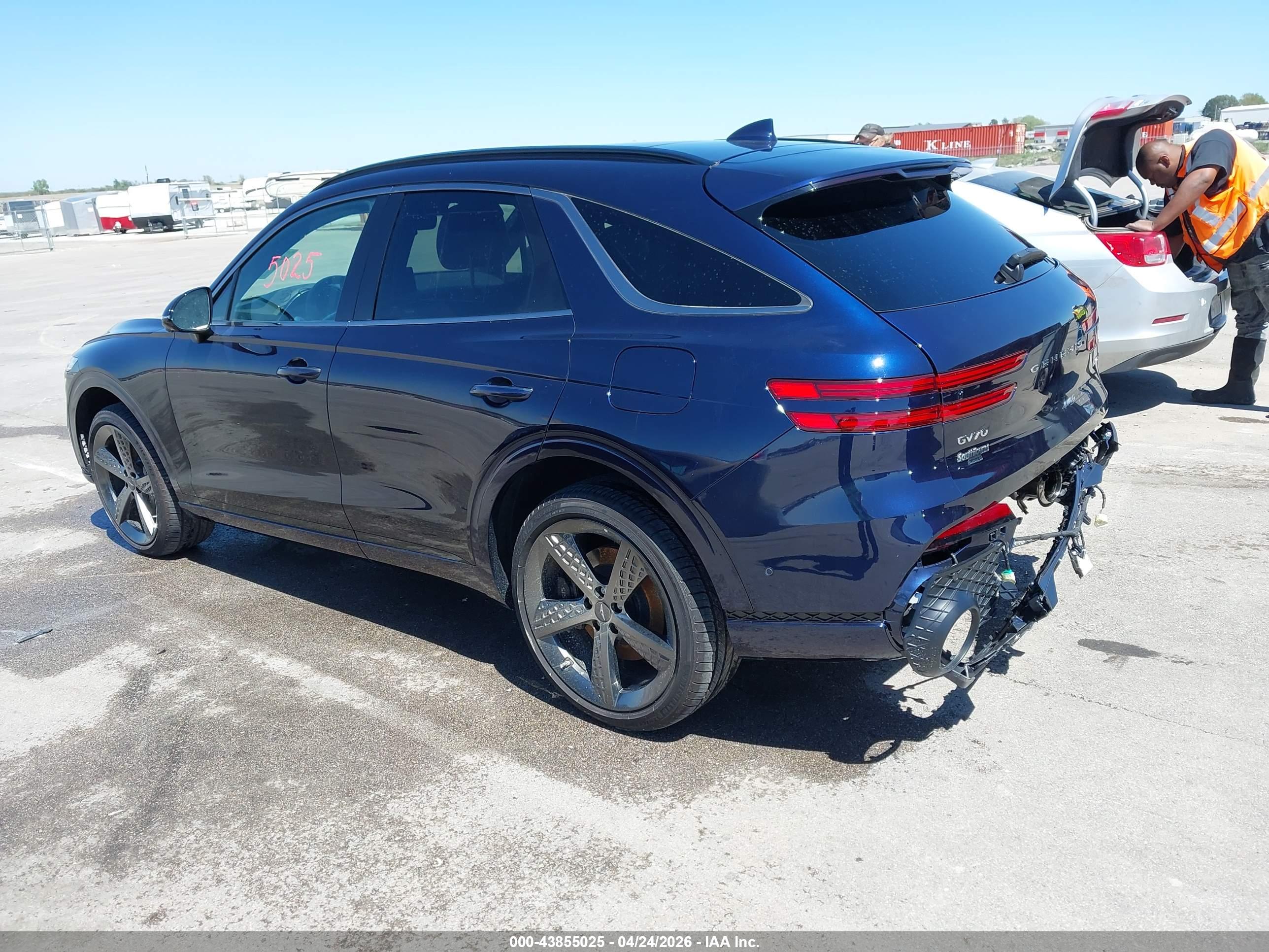 GENESIS GV70 image 3