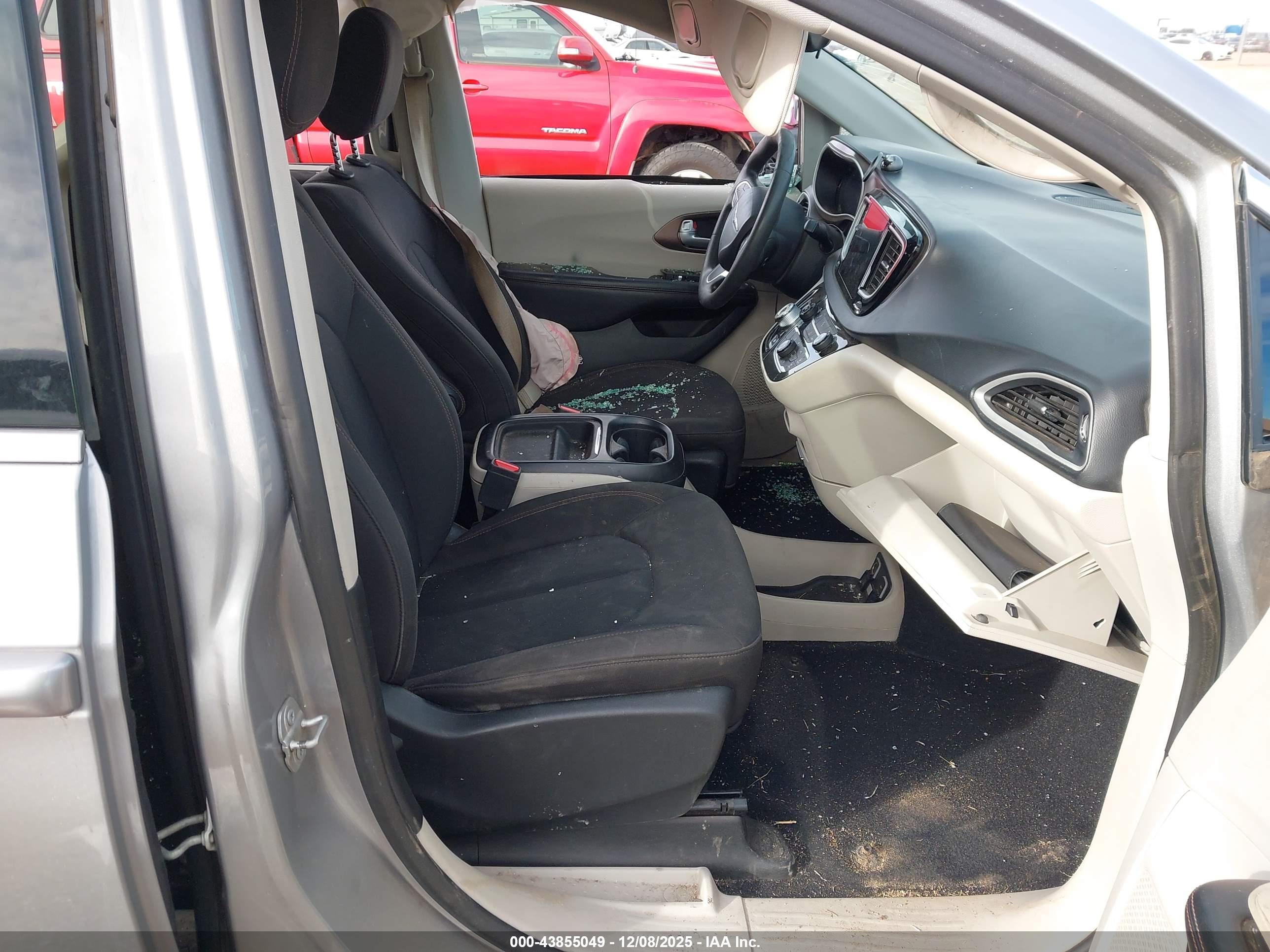 CHRYSLER PACIFICA image 5