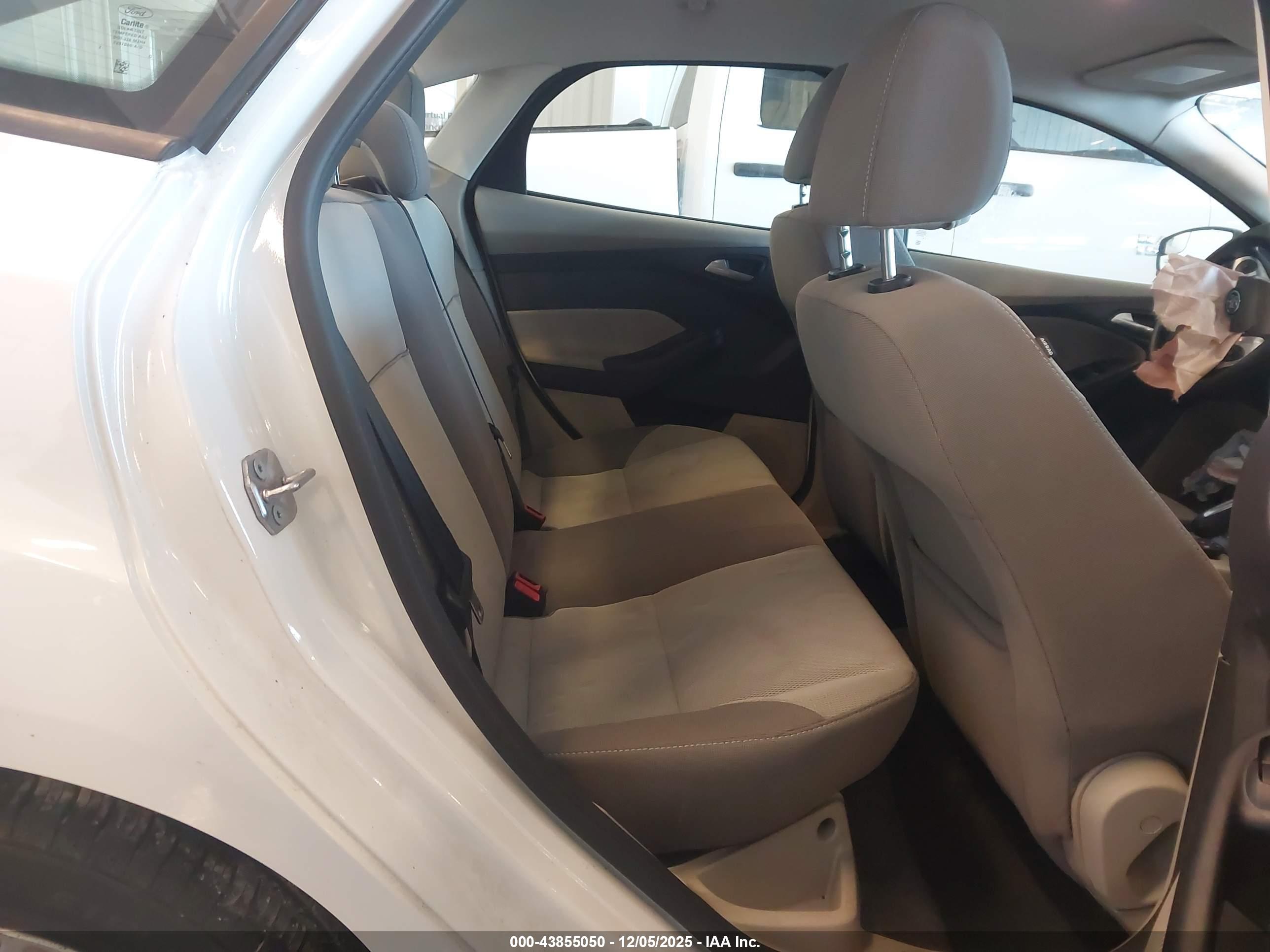 FORD FOCUS image 8