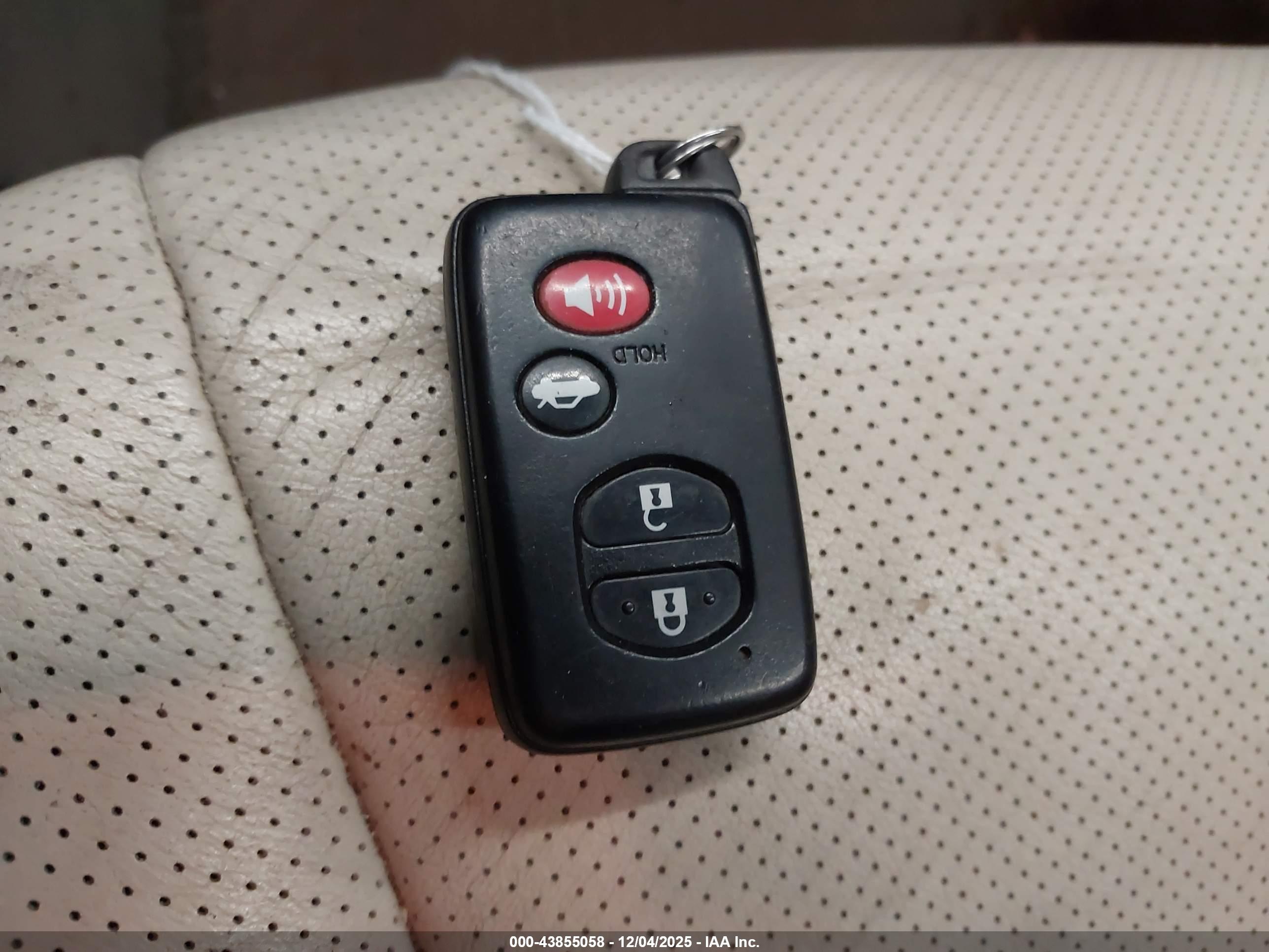 TOYOTA AVALON image 11