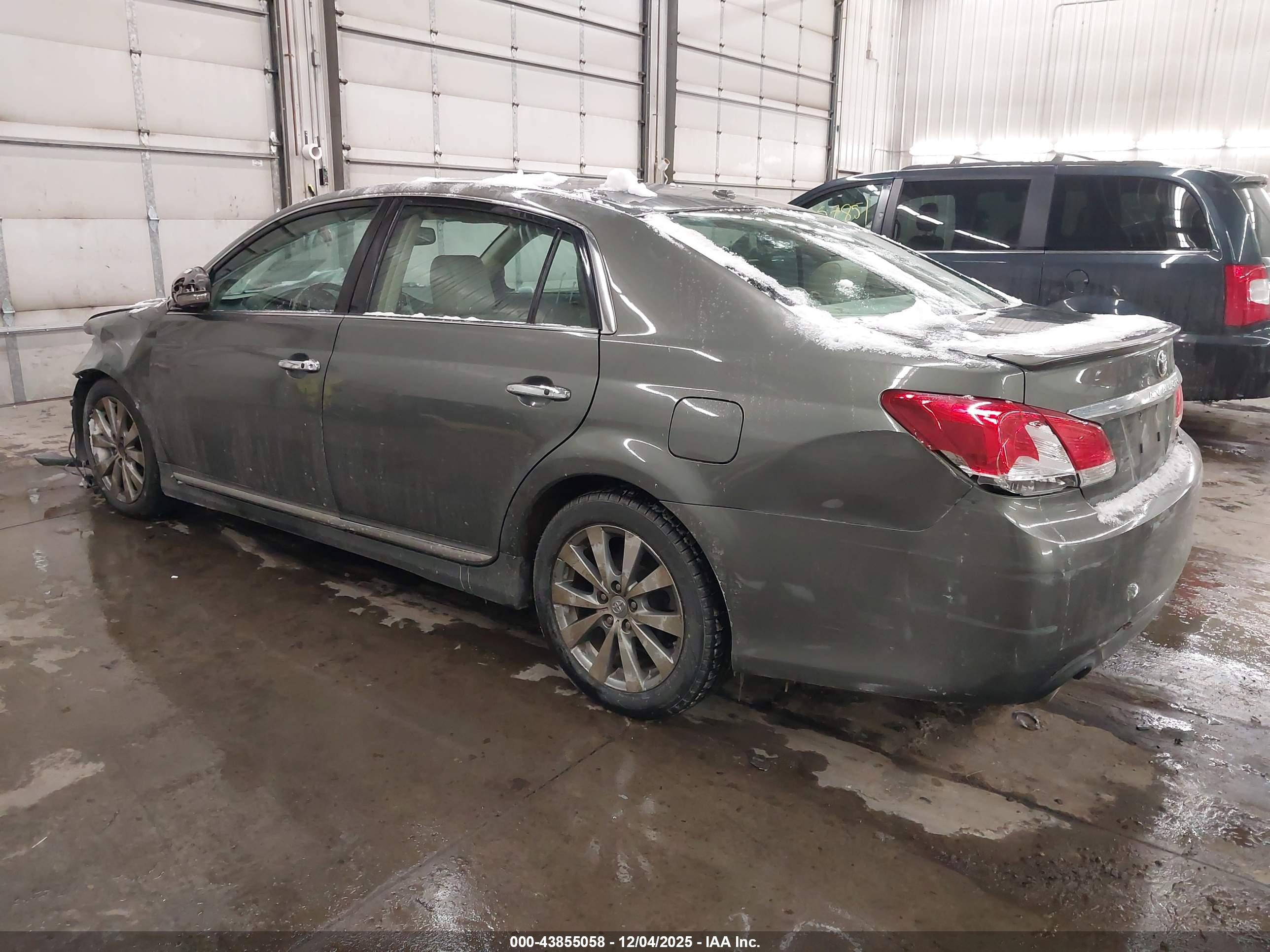 TOYOTA AVALON image 3