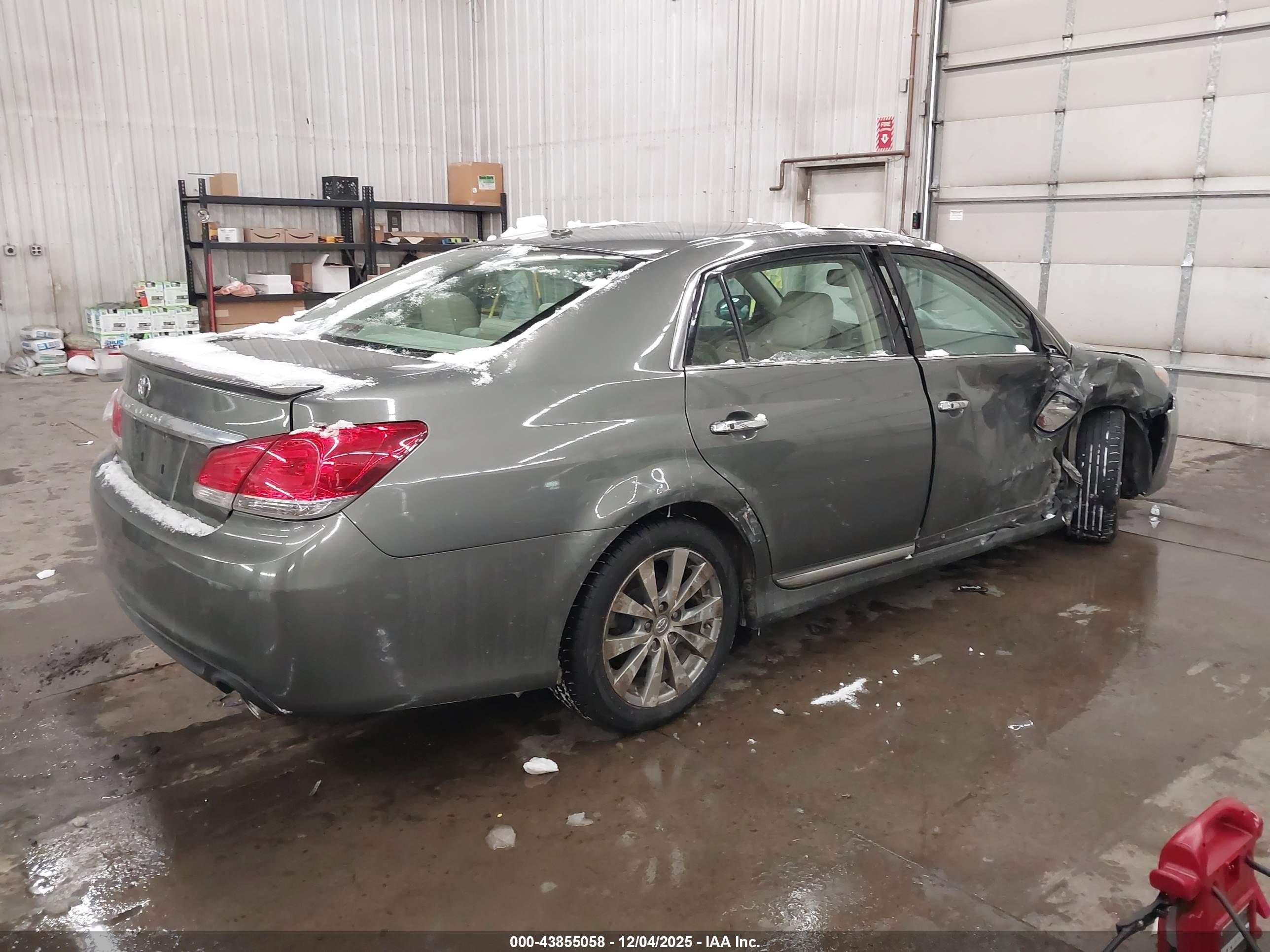 TOYOTA AVALON image 4