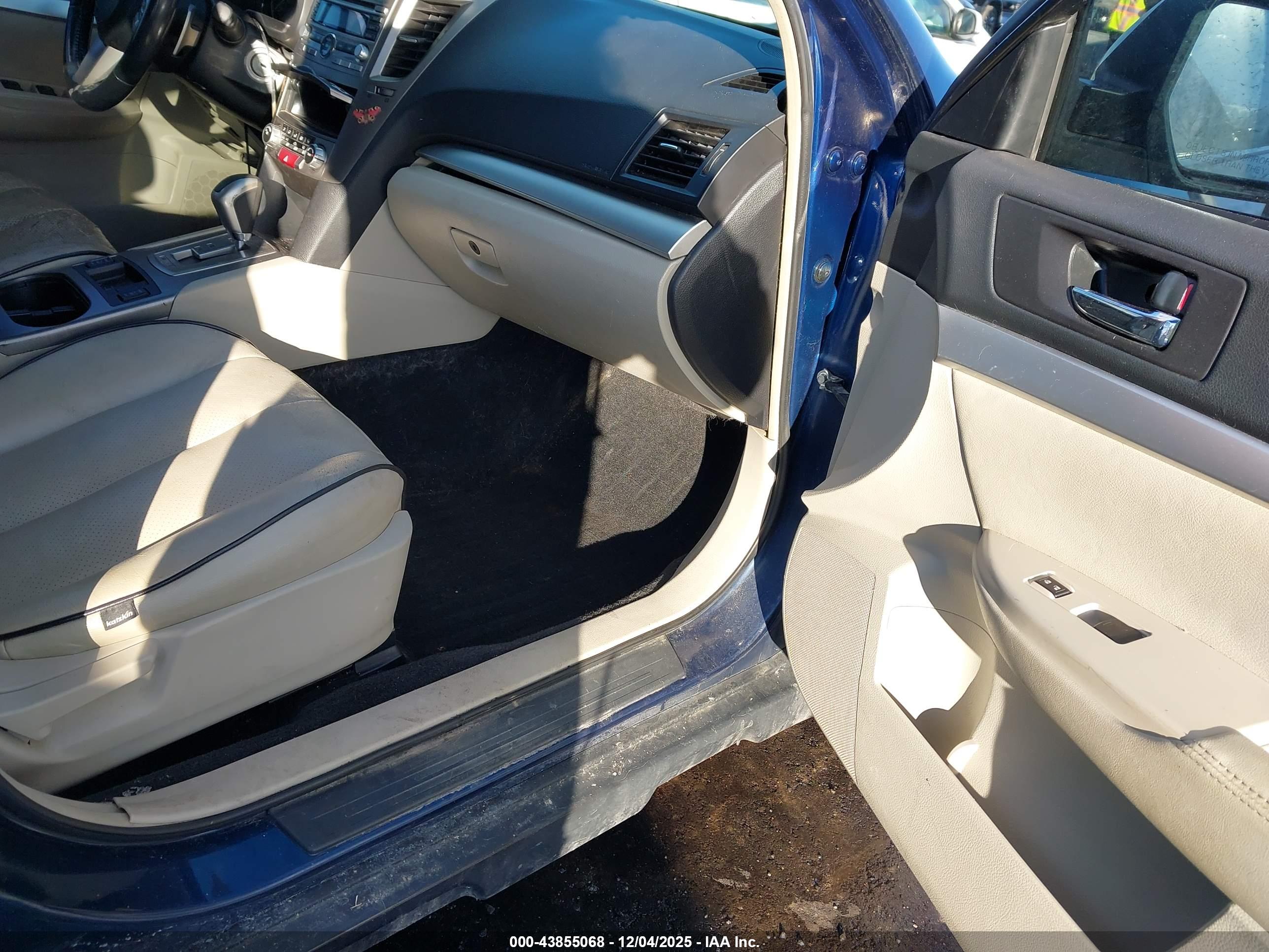 SUBARU OUTBACK image 5