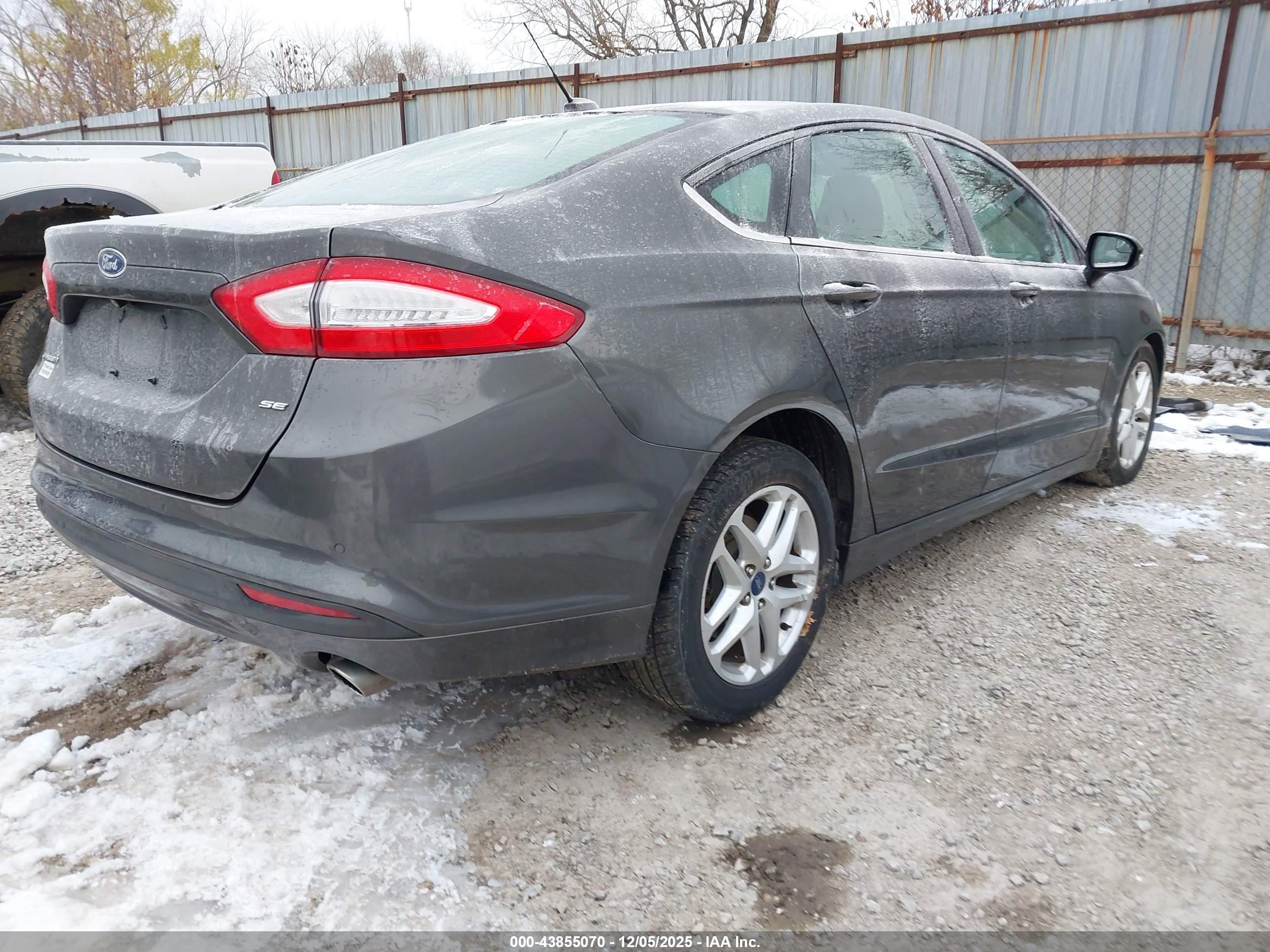 FORD FUSION image 4