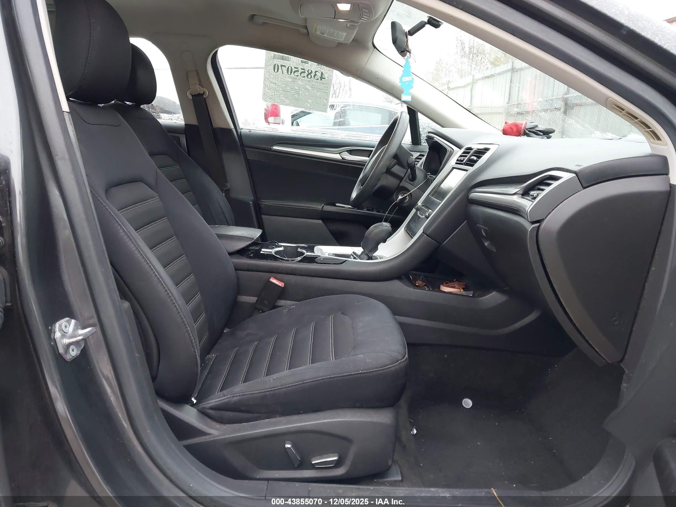 FORD FUSION image 5
