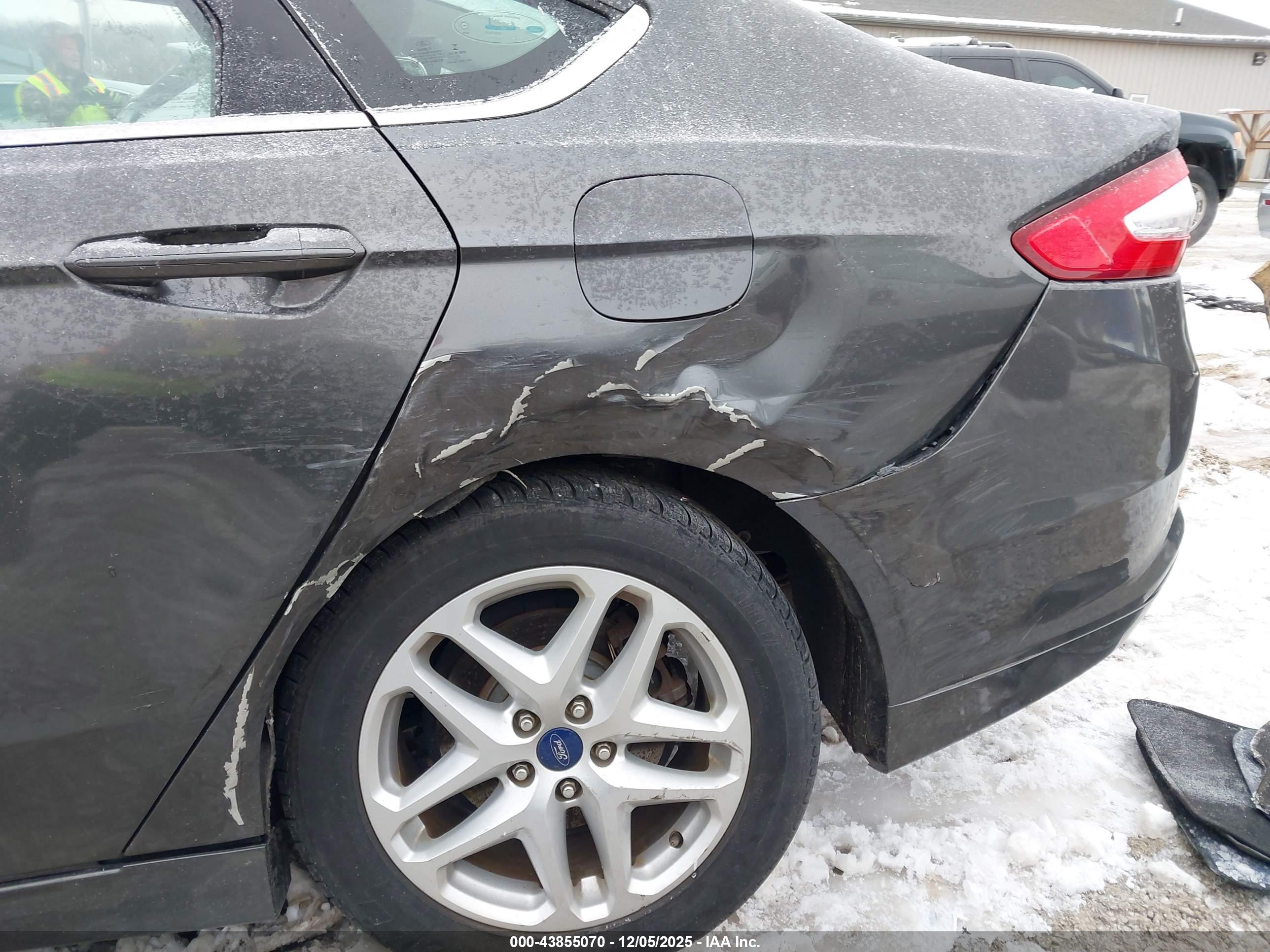 FORD FUSION image 6