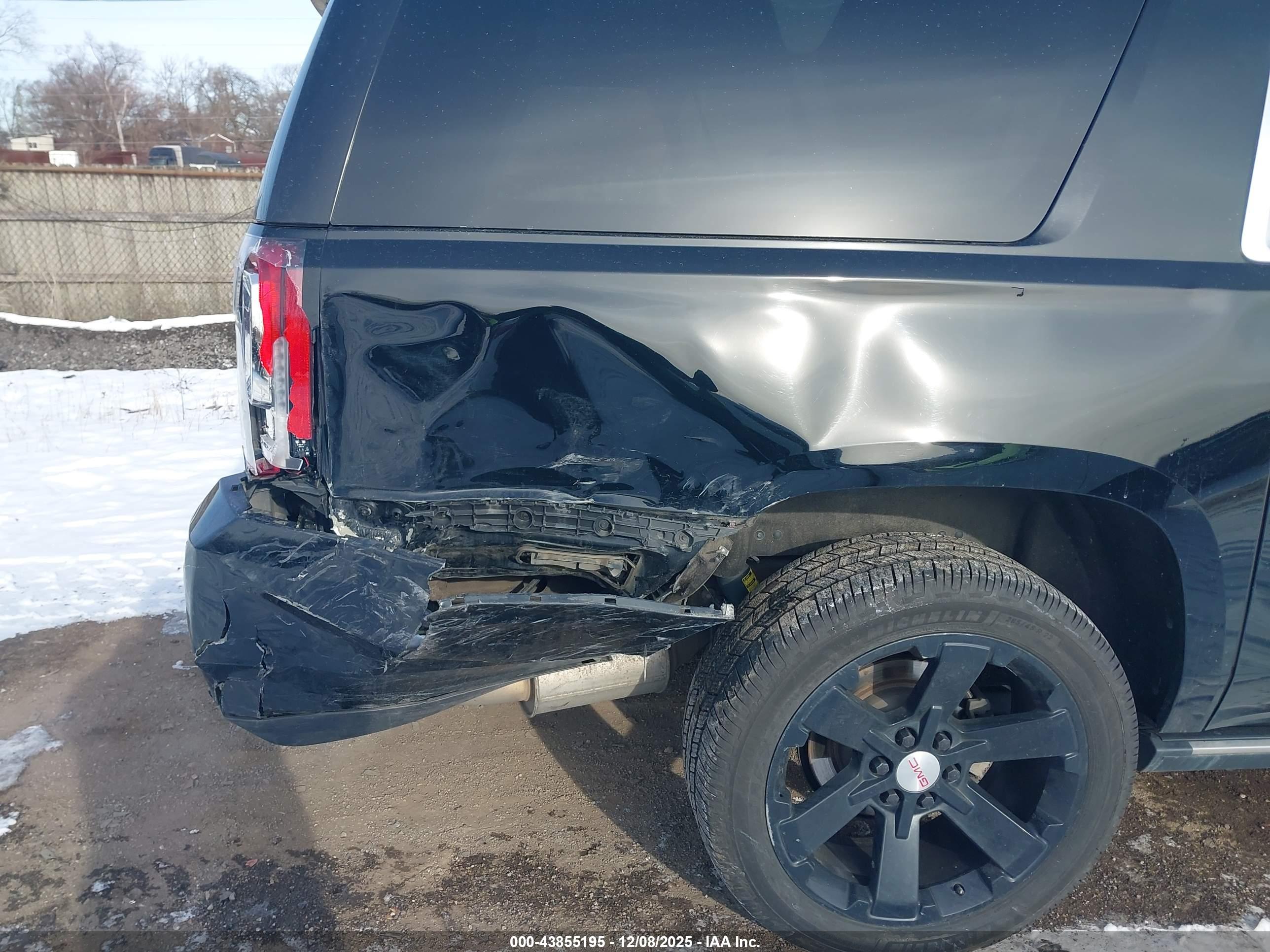 GMC YUKON image 6